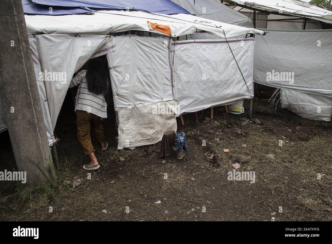 Quasi 7000 persone sfollate dalla loro casa evitando l'eruzione del monte agung a Rendang, Karang ASEM, Bali, Indonesia, il 1 dicembre, 2017. La ONG RedCross with ACT (aksi cepat tanggap) fornisce il riparo per le persone che devono rimanere durante l'evacuazione. (Foto di Donal Husni/NurPhoto) Foto Stock