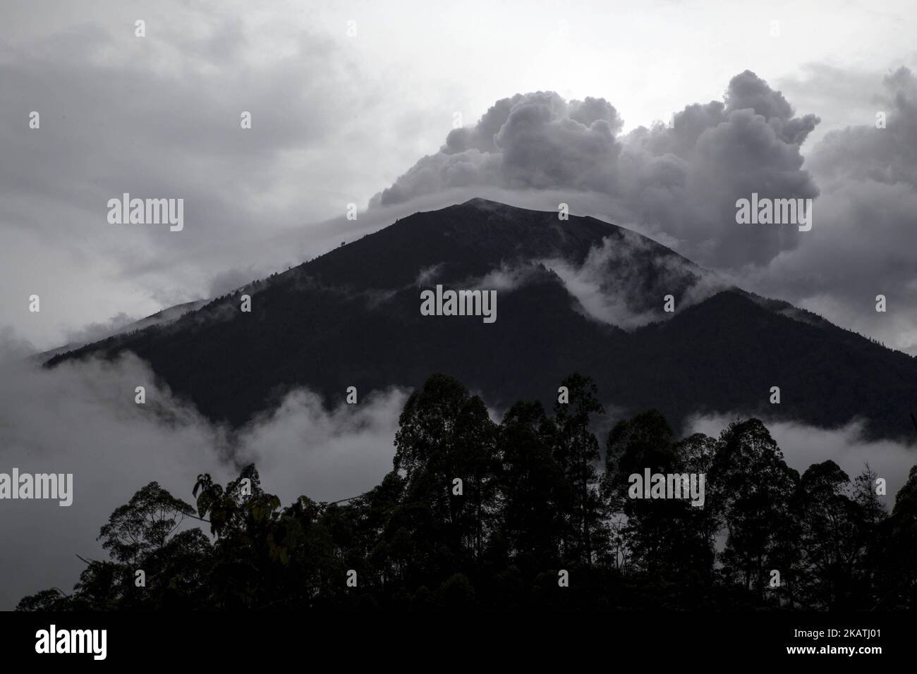 Una vista generale del Monte Agung è vista dal villaggio Karang ASEM a Bali, Indonesia, il 1 dicembre 2017. (Foto di Donal Husni/NurPhoto) Foto Stock