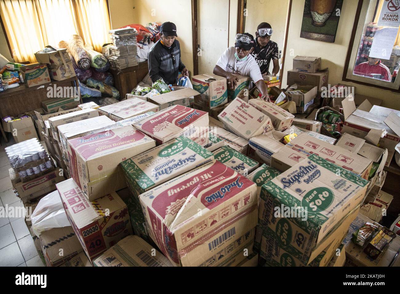 Quasi 7000 persone sfollate dalla loro casa evitando l'eruzione del monte agung a Rendang, Karang ASEM, Bali, Indonesia, il 1 dicembre, 2017. La ONG RedCross with ACT (aksi cepat tanggap) fornisce il riparo per le persone che devono rimanere durante l'evacuazione. (Foto di Donal Husni/NurPhoto) Foto Stock