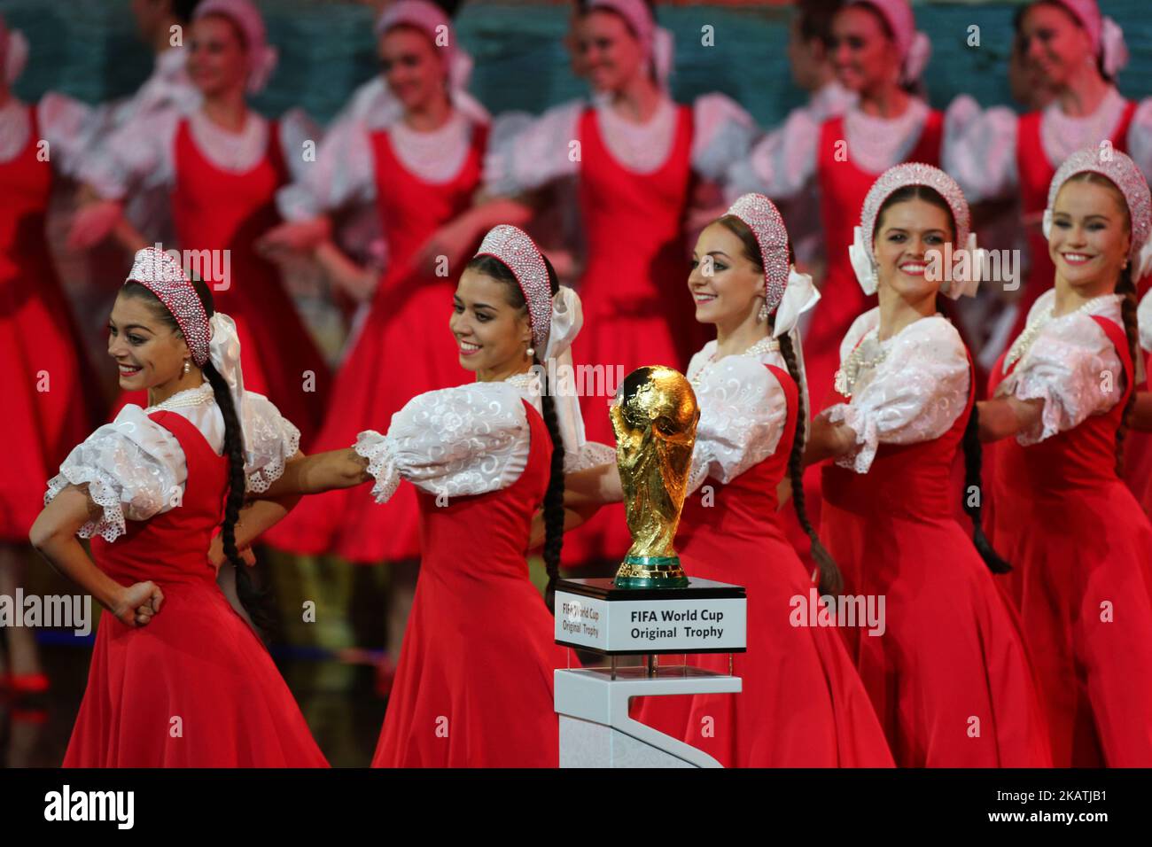 Gli artisti si preformano sul palco prima dell'estrazione finale per la Coppa del mondo FIFA 2018 al Palazzo del Cremlino il 01 dicembre 2017 a Mosca, Russia. (Foto di Igor Russak/NurPhoto) Foto Stock