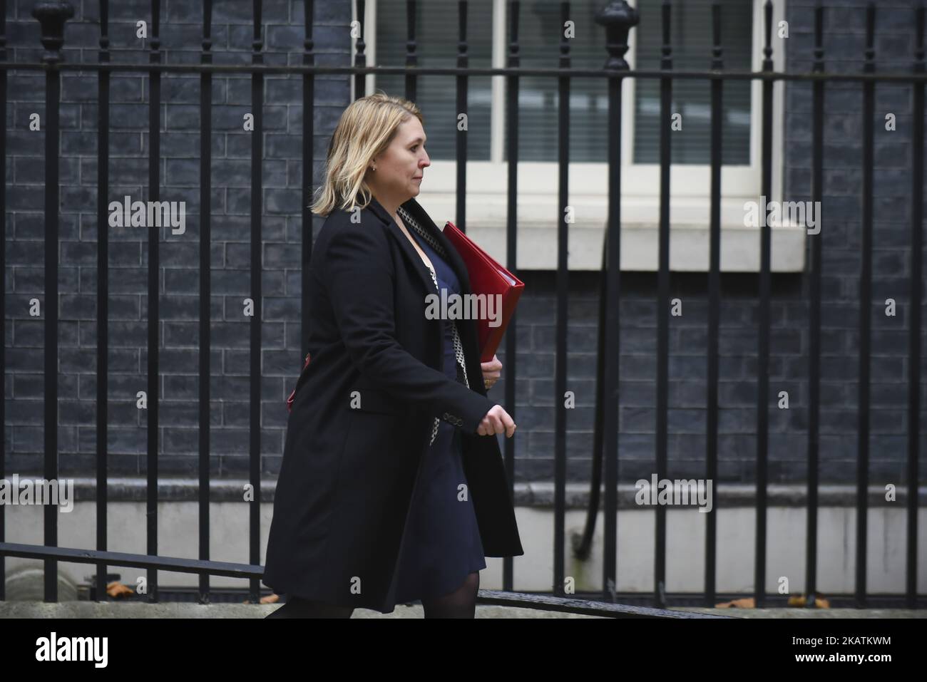 Il Segretario di Stato britannico per il digitale, la cultura, i media e lo sport Karen Bradley lascia 10 Downing Street, dopo il settimanale Gabinetto Meeting, Londra il 5 dicembre 2017. (Foto di Alberto Pezzali/NurPhoto) Foto Stock