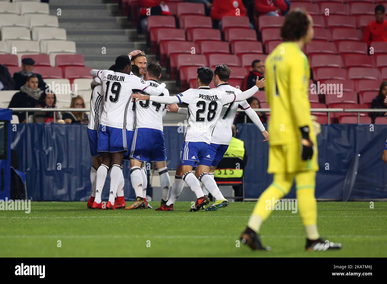 Il centrocampista norvegese Mohamed Elyoussi di Basilea festeggia con i compagni di squadra dopo aver segnato durante la UEFA Champions League Group Una partita di calcio tra SL Benfica e FC Basel allo stadio Luz di Lisbona, in Portogallo, il 5 dicembre 2017. ( Foto di Pedro FiÃºza/NurPhoto) Foto Stock