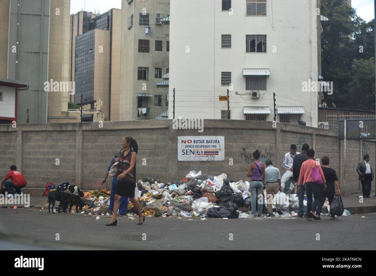 La gente guarda nella spazzatura in cerca di cibo a Caracas, Venezuela, il 30 novembre 2017 a causa della grave crisi economica che attraversa il paese petrolifero dopo il crollo del prezzo del barile di petrolio e da politiche statali che non aiutano a stabilizzare l'economia (Foto di Roman Camacho/NurPhoto) Foto Stock