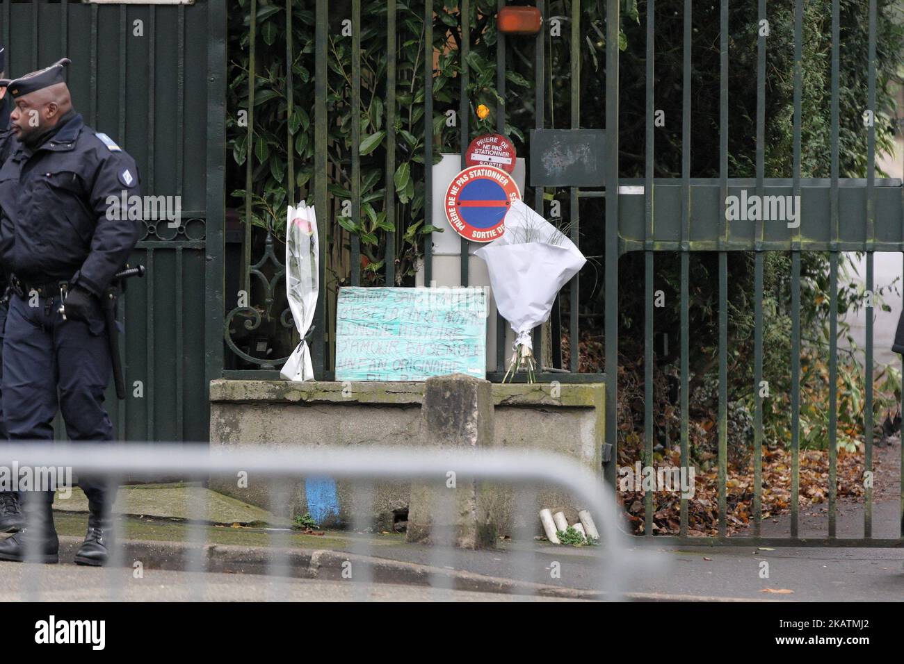 I fan del cantante e attore francese Johnny Hallyday portano fiori vicino alla casa di Johnny Hallyday, a Marnes-la-Coquette il 6 dicembre 2017. Johnny Hallyday, la rock star più conosciuta della Francia, è morta a 74 anni dopo una battaglia contro il cancro ai polmoni. (Foto di Michel Stoupak/NurPhoto) Foto Stock