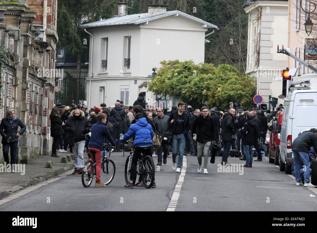 Un fan del cantante e attore francese Johnny Hallyday tiene un ritratto di lui vicino alla sua casa a Marnes-la-Coquette il 6 dicembre 2017. Johnny Hallyday, la rock star più conosciuta della Francia, è morta a 74 anni dopo una battaglia contro il cancro ai polmoni. (Foto di Michel Stoupak/NurPhoto) Foto Stock