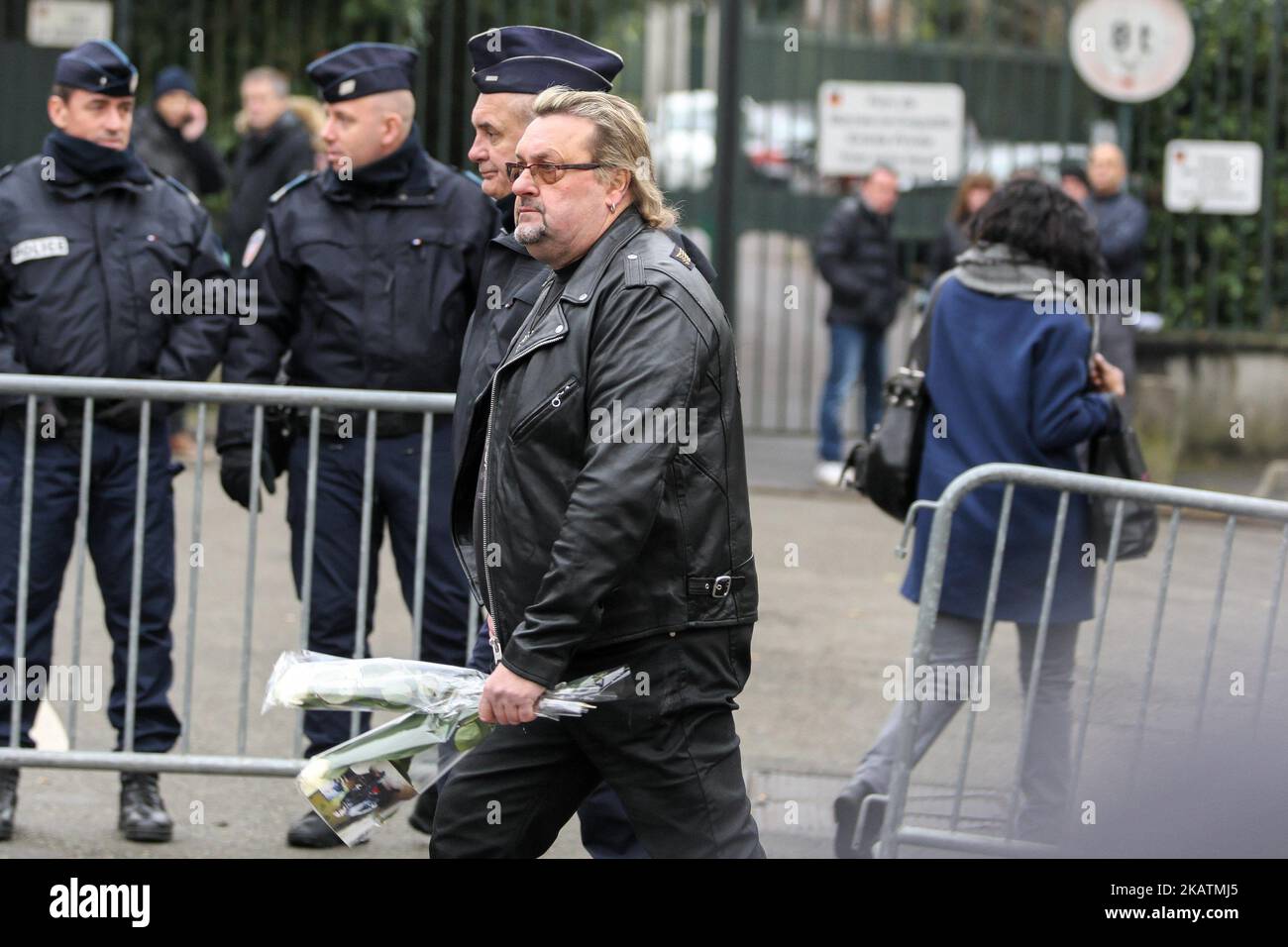 I fan del cantante e attore francese Johnny Hallyday portano fiori vicino alla casa di Johnny Hallyday, a Marnes-la-Coquette il 6 dicembre 2017. Johnny Hallyday, la rock star più conosciuta della Francia, è morta a 74 anni dopo una battaglia contro il cancro ai polmoni. (Foto di Michel Stoupak/NurPhoto) Foto Stock