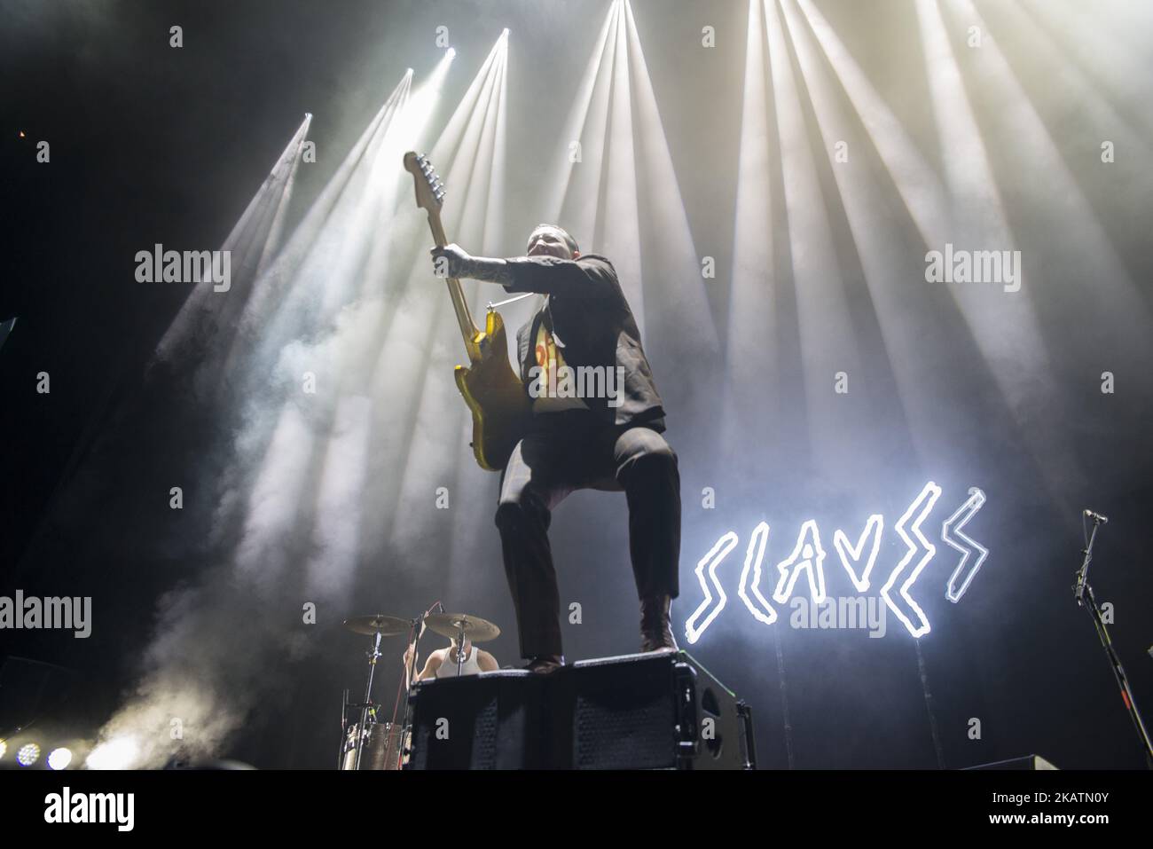 Gli schiavi della band punk inglese suonano alla O2 Arena. La band è composta da Laurie Vincent (chitarra, voce) e Isaac Holman (batteria, voce). (Foto di Alberto Pezzali/NurPhoto) Foto Stock