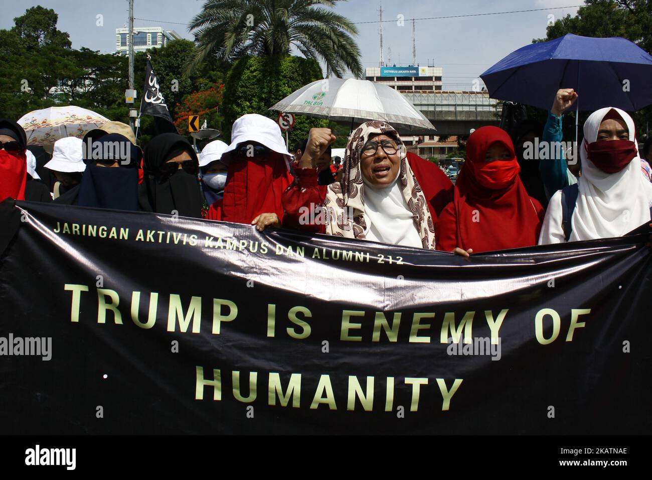 I musulmani indonesiani hanno tenuto un raduno di fronte all'ambasciata degli Stati Uniti a Giacarta venerdì 8 dicembre 2017. Hanno condannato la decisione del presidente degli Stati Uniti Donald Trump di riconoscere Gerusalemme come la capitale di Israele. (Foto di Aditya Irawan/NurPhoto) Foto Stock