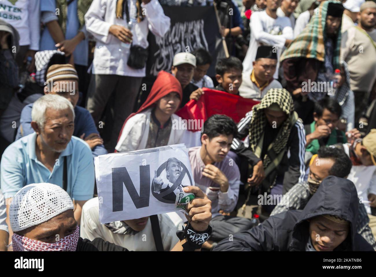 Intorno a 1500 musulmani indonesiani fase una protesta al di fuori dell'ufficio dell'ambasciatore degli Stati Uniti in Indonesia contro l'annuncio del presidente degli Stati Uniti Donald Trump di riconoscere Gerusalemme come la capitale di Israele e prevede di trasferire l'ambasciata degli Stati Uniti da Tel Aviv a Gerusalemme, a Giacarta il 8 dicembre, 2017.essi protestano contro la decisione di Donald Trump nella conoscenza di Yerusalem come capitale di Israele. Chiedono anche il trasferimento dall'ambasciatore americano di Giacarta. La manifestazione termina pacificamente e con la minima guardia della polizia, alcuni bruciano durante la manifestazione. (Foto di Donal Husni/NurPhoto) Foto Stock