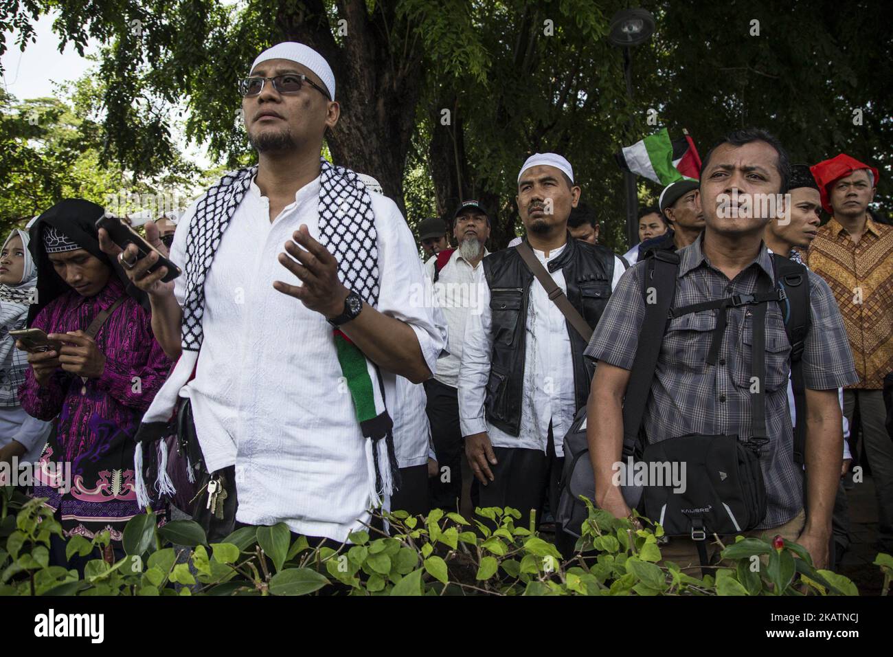 Intorno a 1500 musulmani indonesiani fase una protesta al di fuori dell'ufficio dell'ambasciatore degli Stati Uniti in Indonesia contro l'annuncio del presidente degli Stati Uniti Donald Trump di riconoscere Gerusalemme come la capitale di Israele e prevede di trasferire l'ambasciata degli Stati Uniti da Tel Aviv a Gerusalemme, a Giacarta il 8 dicembre, 2017.essi protestano contro la decisione di Donald Trump nella conoscenza di Yerusalem come capitale di Israele. Chiedono anche il trasferimento dall'ambasciatore americano di Giacarta. La manifestazione termina pacificamente e con la minima guardia della polizia, alcuni bruciano durante la manifestazione. (Foto di Donal Husni/NurPhoto) Foto Stock