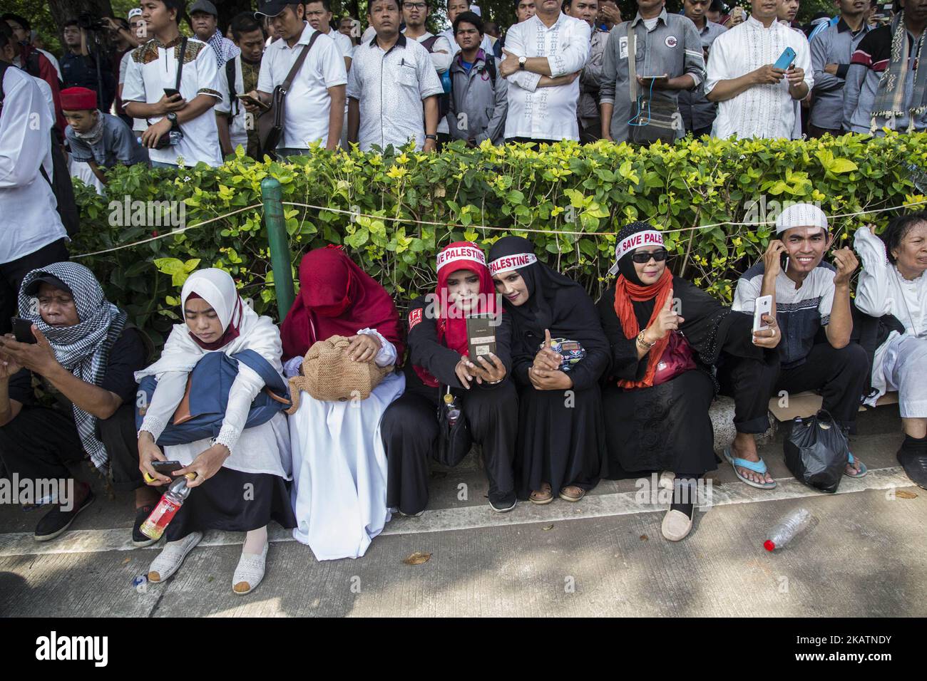 Intorno a 1500 musulmani indonesiani fase una protesta al di fuori dell'ufficio dell'ambasciatore degli Stati Uniti in Indonesia contro l'annuncio del presidente degli Stati Uniti Donald Trump di riconoscere Gerusalemme come la capitale di Israele e prevede di trasferire l'ambasciata degli Stati Uniti da Tel Aviv a Gerusalemme, a Giacarta il 8 dicembre, 2017.essi protestano contro la decisione di Donald Trump nella conoscenza di Yerusalem come capitale di Israele. Chiedono anche il trasferimento dall'ambasciatore americano di Giacarta. La manifestazione termina pacificamente e con la minima guardia della polizia, alcuni bruciano durante la manifestazione. (Foto di Donal Husni/NurPhoto) Foto Stock