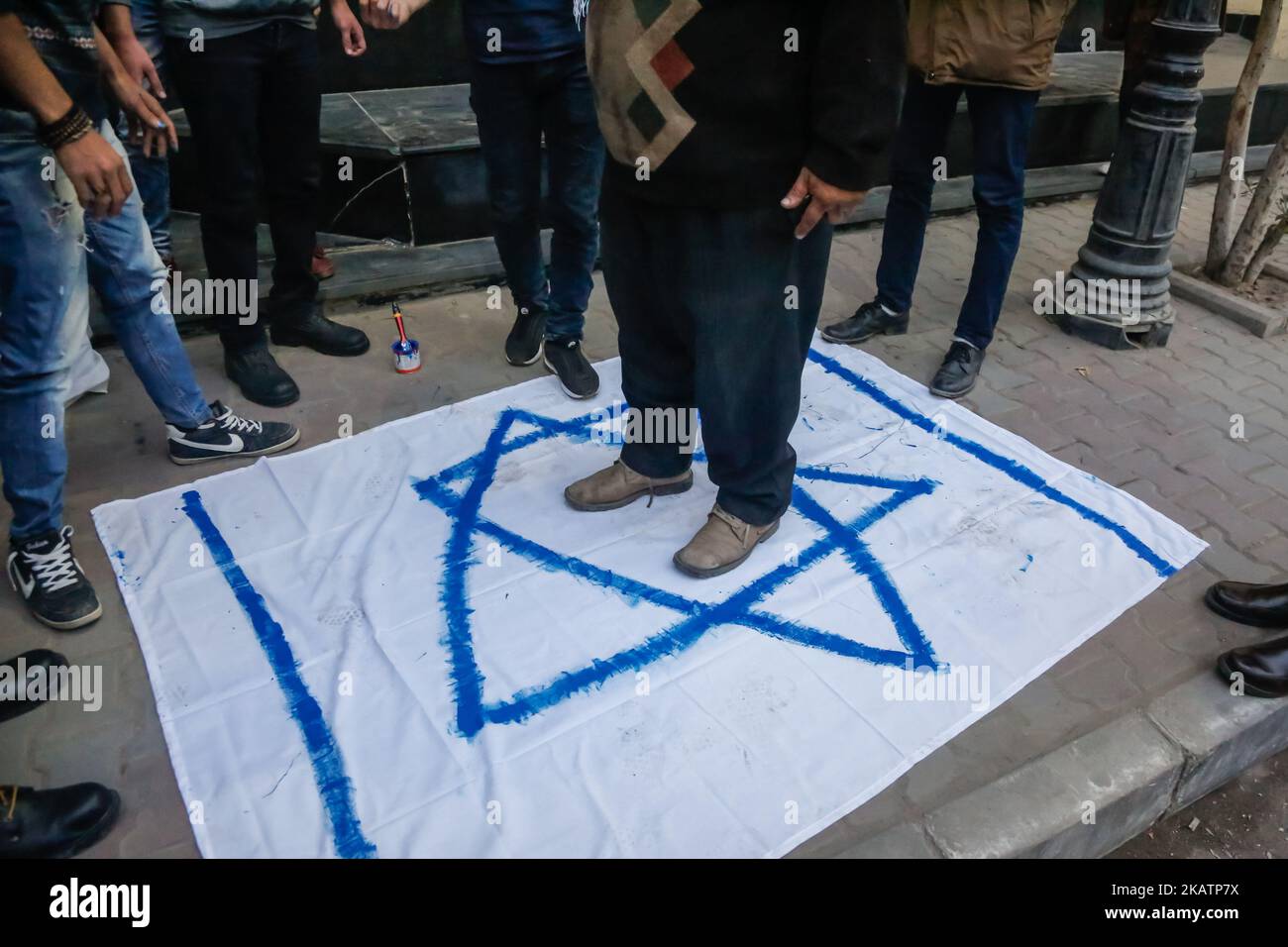 Un protesista egiziano fa un passo su una bandiera israeliana durante una manifestazione contro il riconoscimento da parte del presidente degli Stati Uniti di Gerusalemme come capitale d'Israele, il 7 dicembre 2017, al di fuori del Sindacato dei giornalisti del centro del Cairo. (Foto di Islam Safwat/NurPhoto) Foto Stock