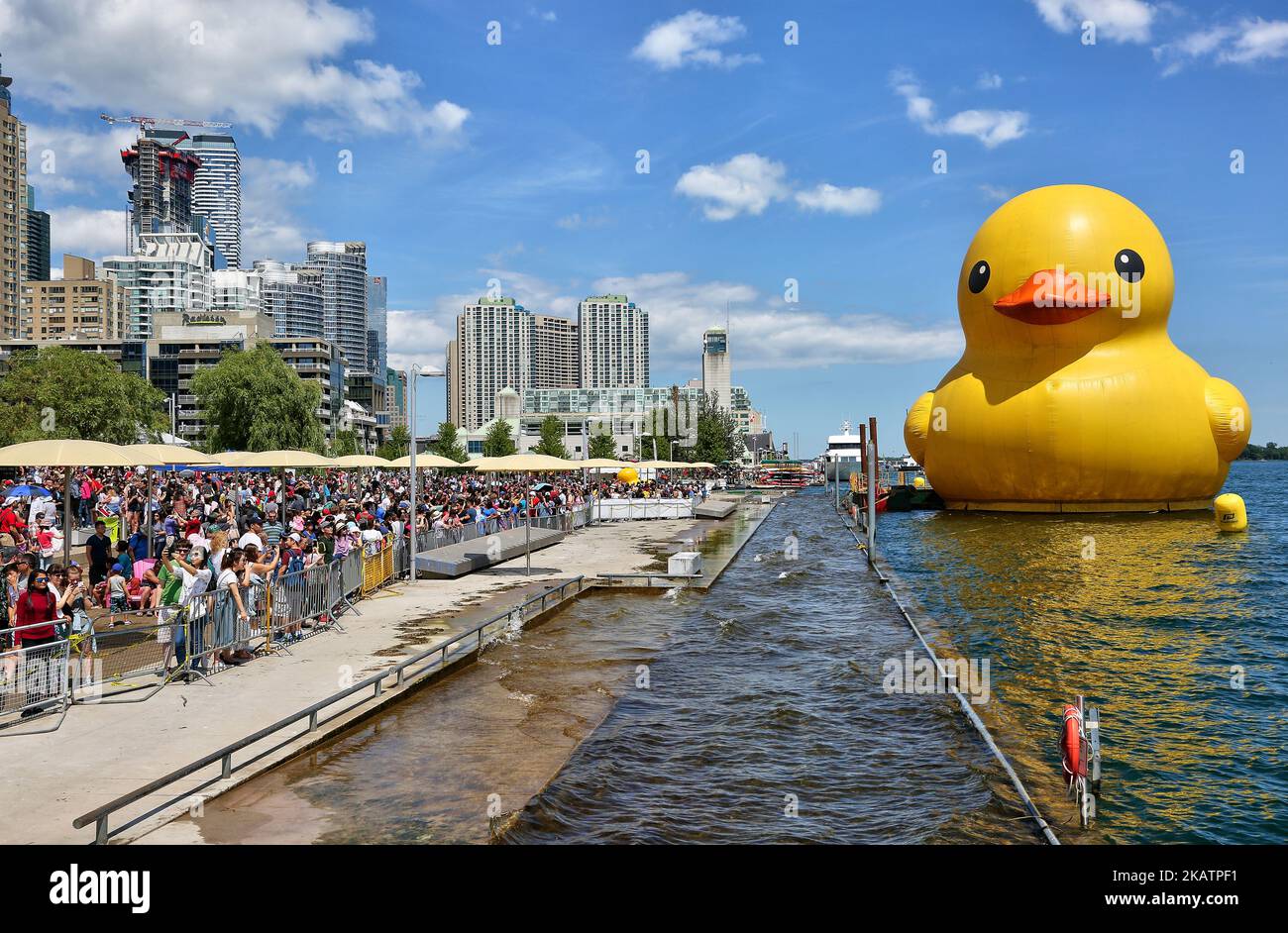 La più grande anatra di gomma del mondo arrivò a Toronto, Ontario, Canada, il 03 luglio 2017. La gigantesca anatra di gomma visitò la città di Toronto come parte del Redpath Waterfront Festival. L'anatra gonfiabile da 13.600 kg è stata creata dall'artista olandese Florentijn Hofman ed è lunga più di 27 metri e alta quasi sei piani. (Foto di Creative Touch Imaging Ltd./NurPhoto) Foto Stock