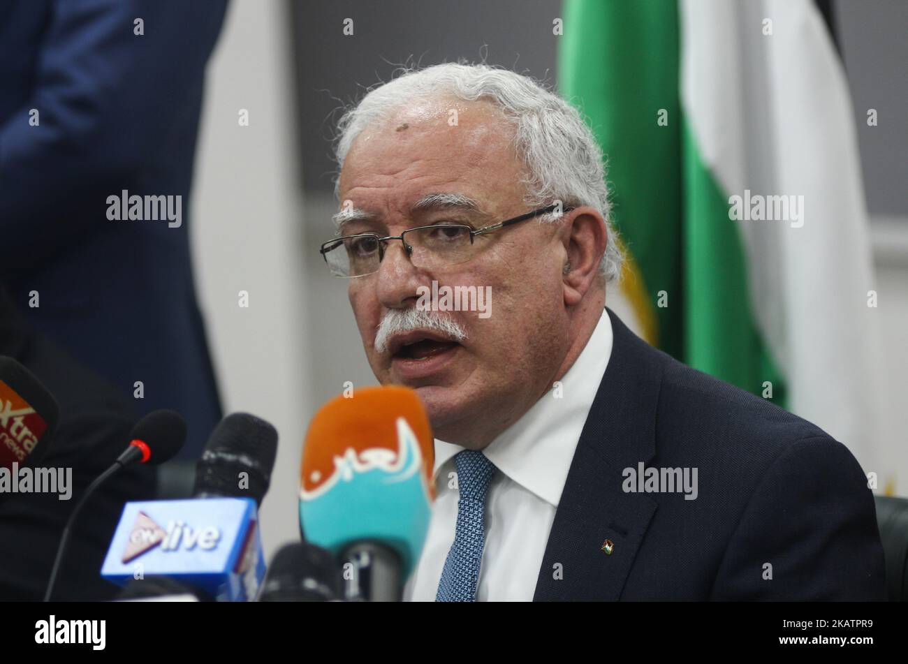 Il ministro degli Esteri palestinese Riyad al-Maliki terrà una conferenza stampa presso la sede centrale dell'ambasciata palestinese al Cairo, in Egitto, il 09 dicembre 2017. Il Ministro degli esteri ha parlato degli ultimi sviluppi dopo che il presidente degli Stati Uniti Donald J. Trump, il 06 dicembre, ha annunciato di riconoscere Gerusalemme come la capitale israeliana e di trasferire l’ambasciata degli Stati Uniti da Tel Aviv a Gerusalemme. (Foto di Fayed El-Geziry/NurPhoto) Foto Stock