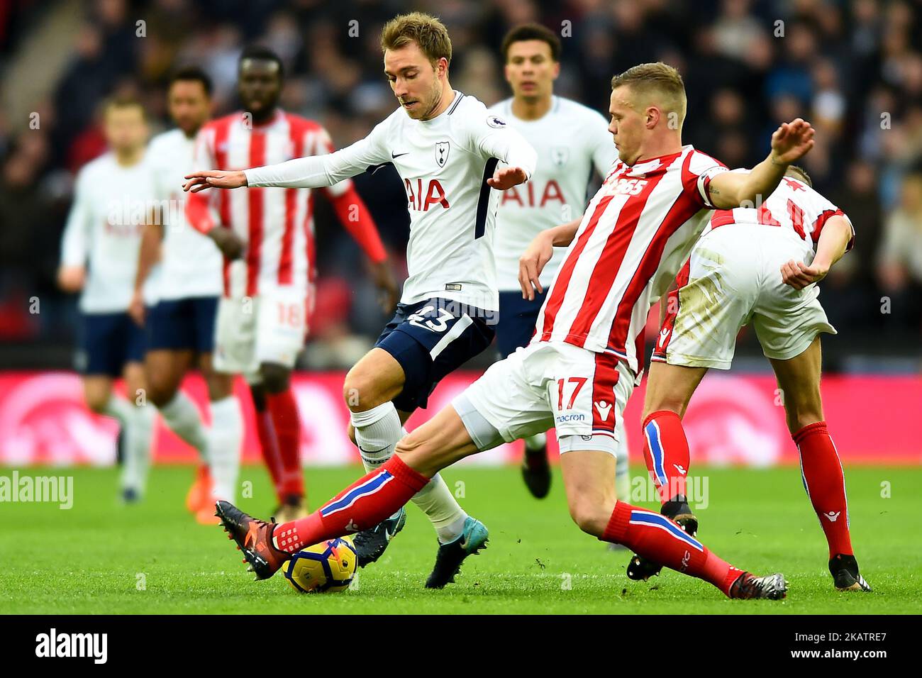 Stoke Citys Ryan Shawcross si è messo in campo contro Christian Eriksen di Tottenham durante la partita della Premier League tra Tottenham Hotspur e Stoke City allo stadio di Wembley, Londra, Inghilterra il 09 dicembre 2017 (Photo by Kieran Galvin/NurPhoto) Foto Stock