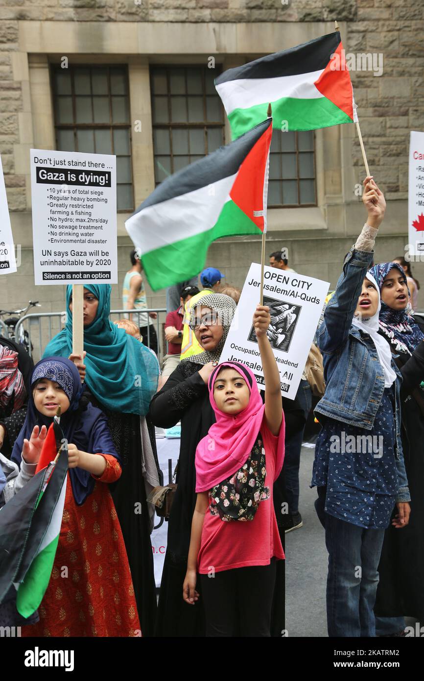 I musulmani si sono mossi le bandiere palestinesi durante una manifestazione a Toronto, in Canada, il 29 luglio 2017, per protestare contro Israele e per mostrare solidarietà ai palestinesi. Israele aveva arrabbiato i musulmani installando metal detector e telecamere di sicurezza dopo un attacco del 14 luglio vicino al luogo sacro della moschea di al-Aqsa a Gerusalemme, noto agli ebrei come il Monte del Tempio, in cui i pistoleri hanno ucciso due poliziotti. La mossa ha scatenato proteste musulmane e disordini mortali, e il governo israeliano ha rimosso i rivelatori il 25 luglio così come le telecamere. (Foto di Creative Touch Imaging Ltd./NurPhoto) Foto Stock