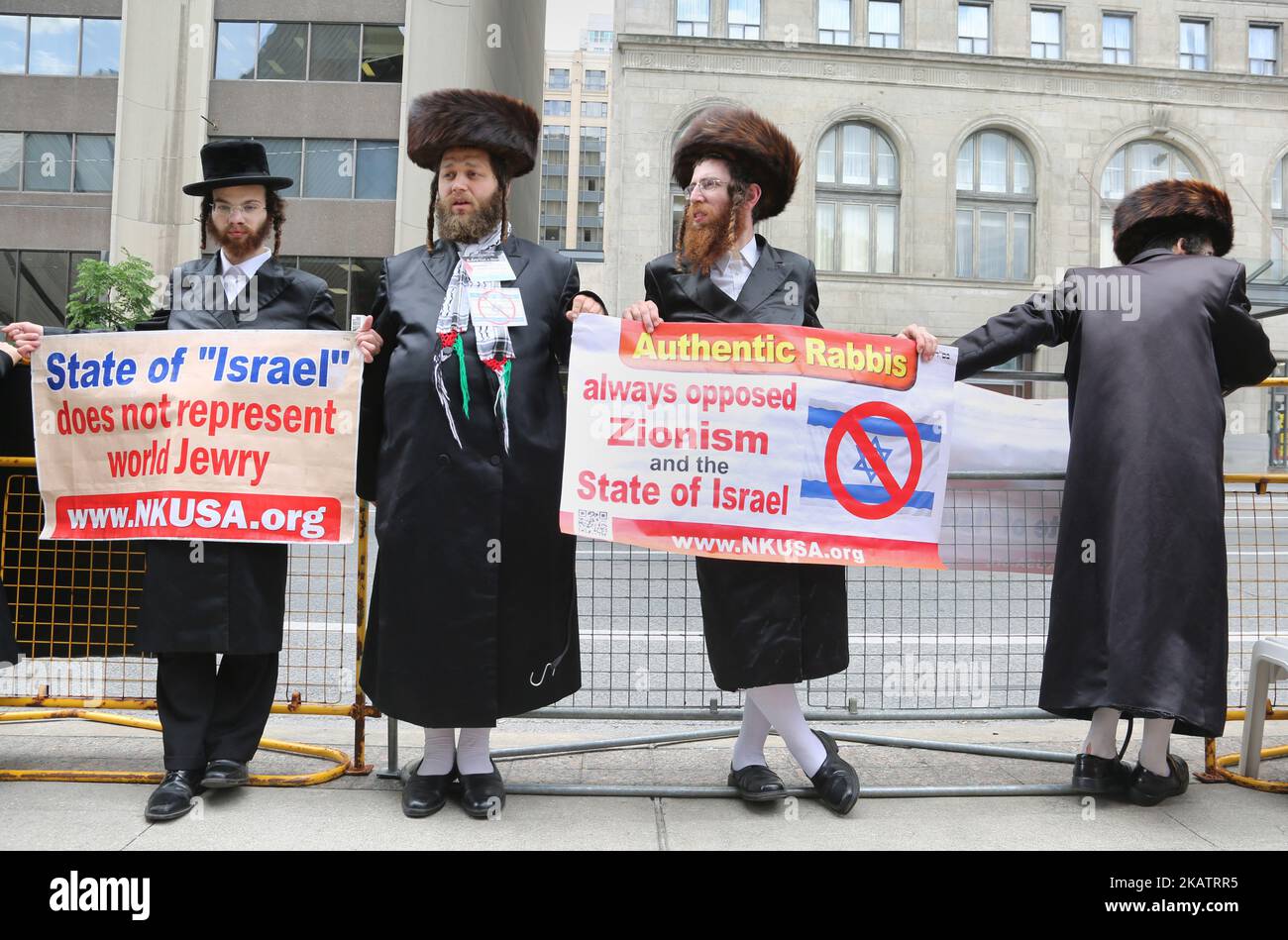 I rabbini ebrei ultra-ortodossi hanno dei segni che denunciano Israele durante una manifestazione a Toronto, Canada, il 29 luglio 2017. Musulmani ed ebrei si sono riuniti per protestare contro Israele e per dimostrare solidarietà con la Palestina. (Foto di Creative Touch Imaging Ltd./NurPhoto) Foto Stock