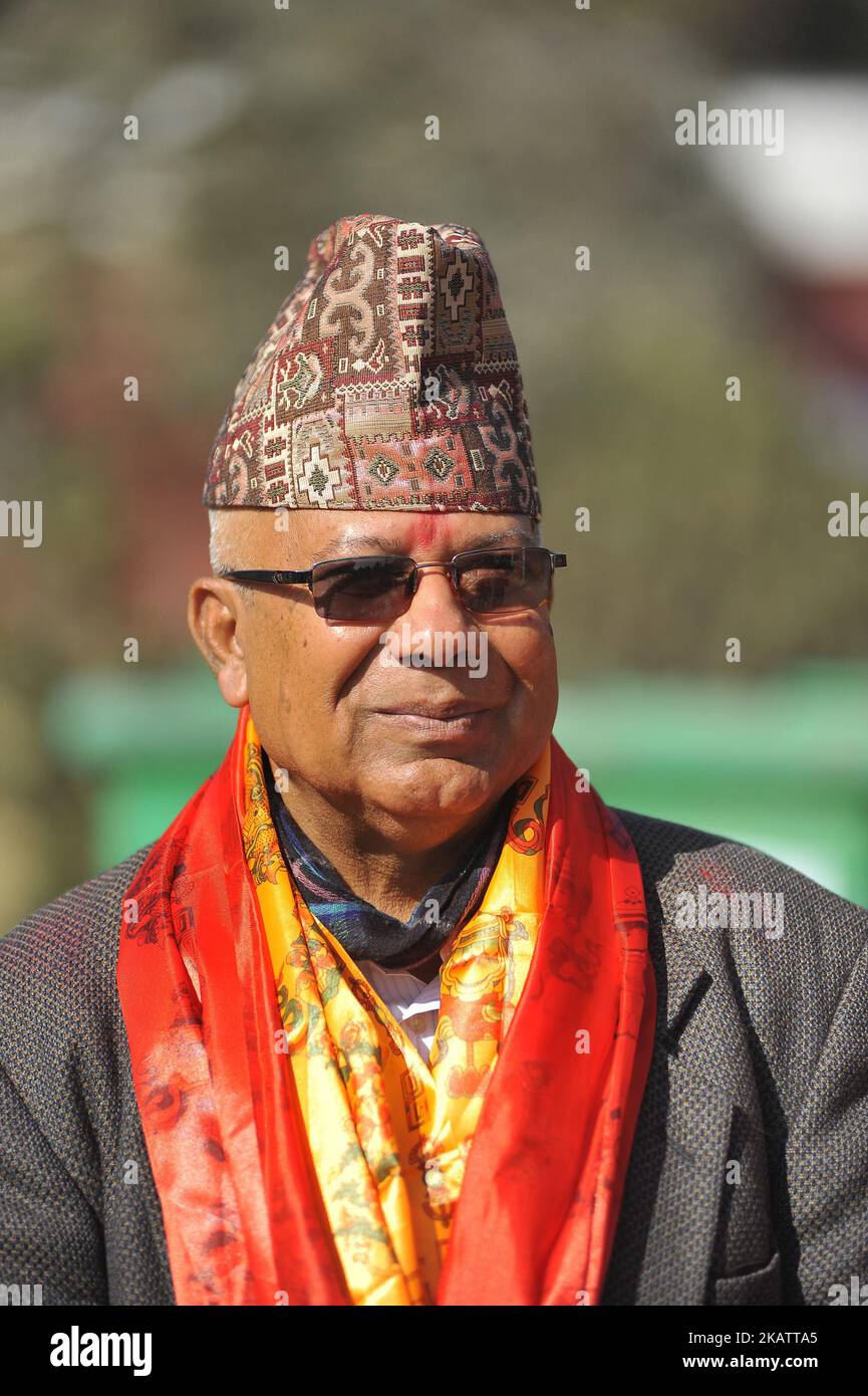 Il candidato del CPN-UML Madhav Kumar Nepal sorride come dopo essere stato eletto da Kathmandu - 2 nelle elezioni del parlamento federale al municipio, Kathmandu, Nepal sabato 09 dicembre 2017. Il Nepal ha ricevuto 27.366 voti mentre il suo concorrente Deepak Kuinkel del Congresso Nepalese ha ottenuto 14.902 voti. Il candidato CPN-UML ha vinto con 13.064 voti. (Foto di Narayan Maharjan/NurPhoto) Foto Stock