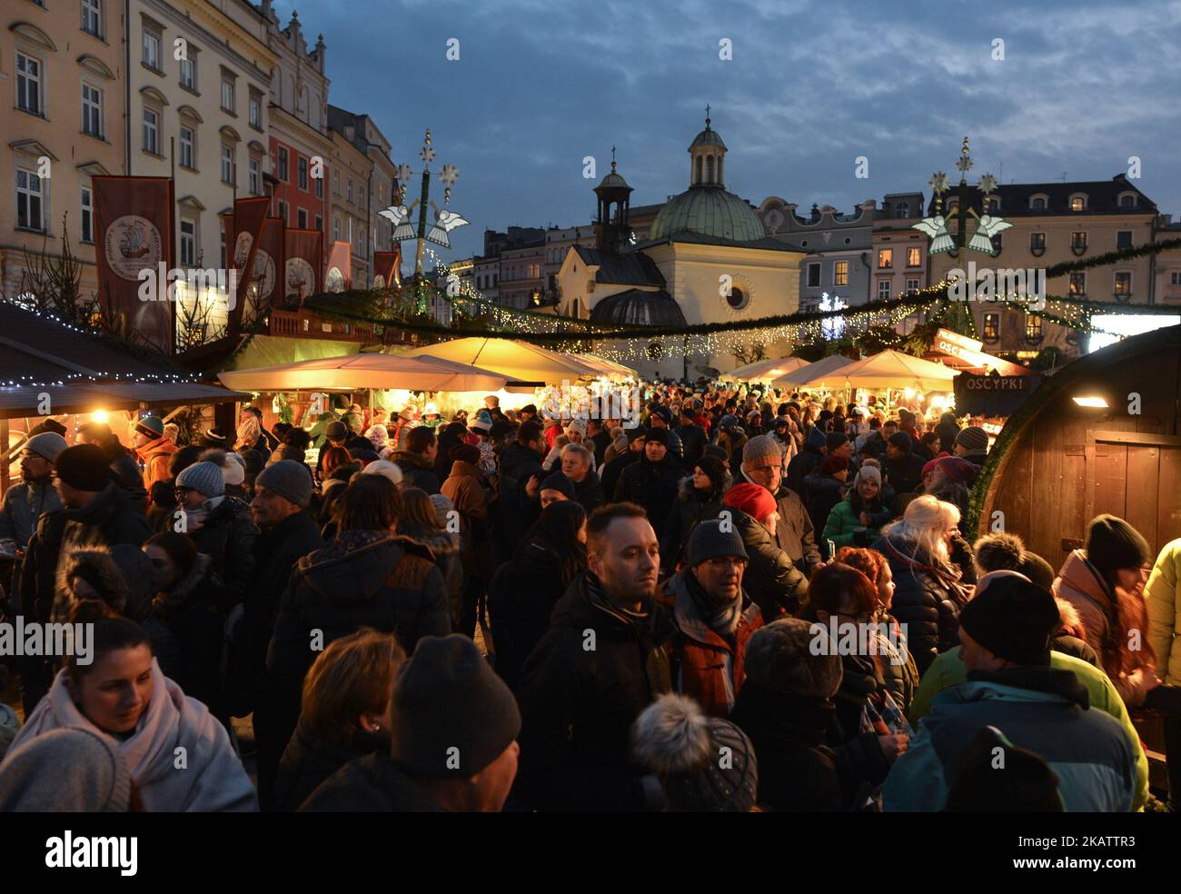 Una vista generale di un mercato di Natale di Cracovia molto trafficato nella piazza principale con migliaia di locali e visitatori dall'estero. Sabato 9 dicembre 2017 a Cracovia, Polonia. (Foto di Artur Widak/NurPhoto) Foto Stock