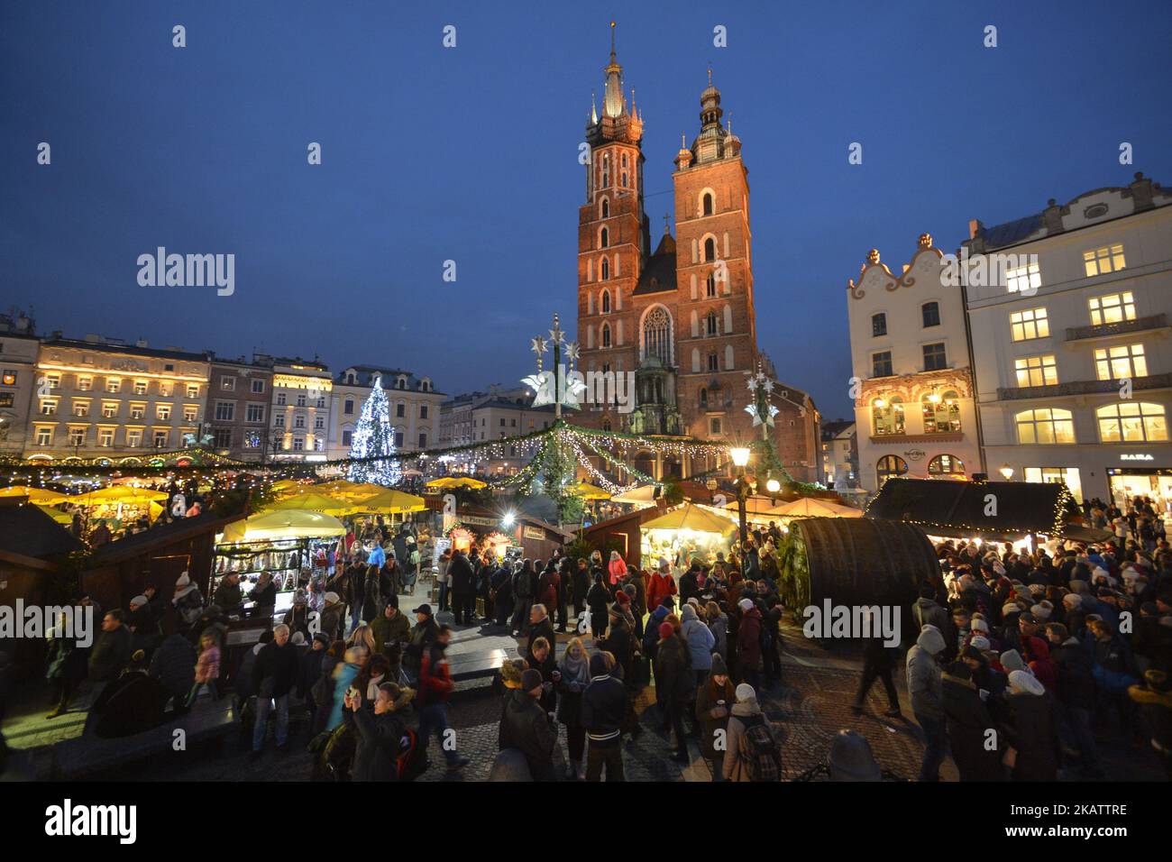 Un mercato di Natale molto affollato di Cracovia nella piazza principale con migliaia di abitanti del posto e visitatori dall'estero. Sabato 9 dicembre 2017 a Cracovia, Polonia. (Foto di Artur Widak/NurPhoto) Foto Stock