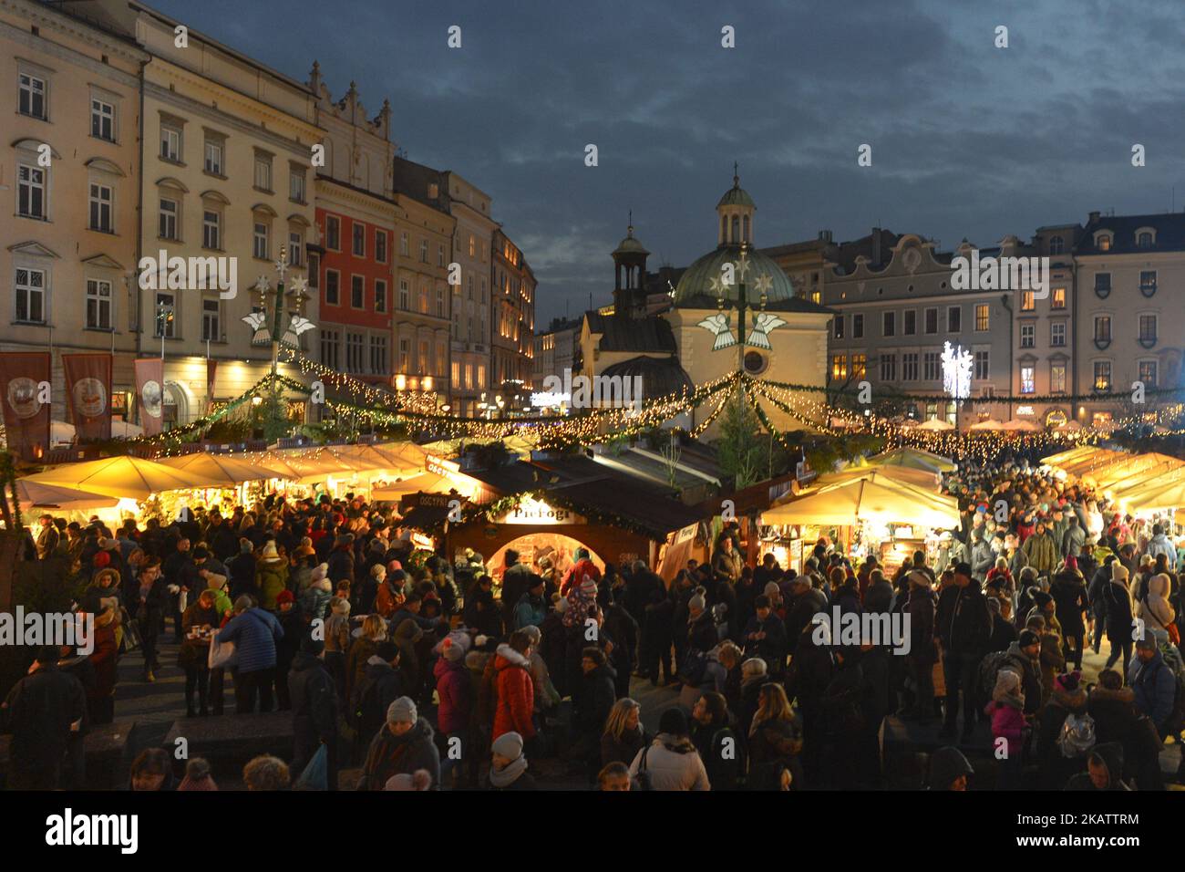 Una vista generale di un mercato di Natale di Cracovia molto trafficato nella piazza principale con migliaia di locali e visitatori dall'estero. Sabato 9 dicembre 2017 a Cracovia, Polonia. (Foto di Artur Widak/NurPhoto) Foto Stock