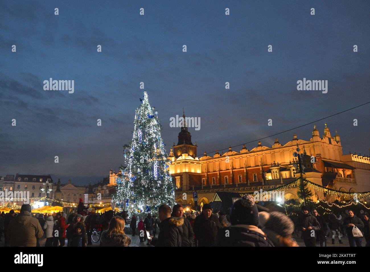Una vista generale di un mercato di Natale di Cracovia molto trafficato nella piazza principale con migliaia di locali e visitatori dall'estero. Sabato 9 dicembre 2017 a Cracovia, Polonia. (Foto di Artur Widak/NurPhoto) Foto Stock