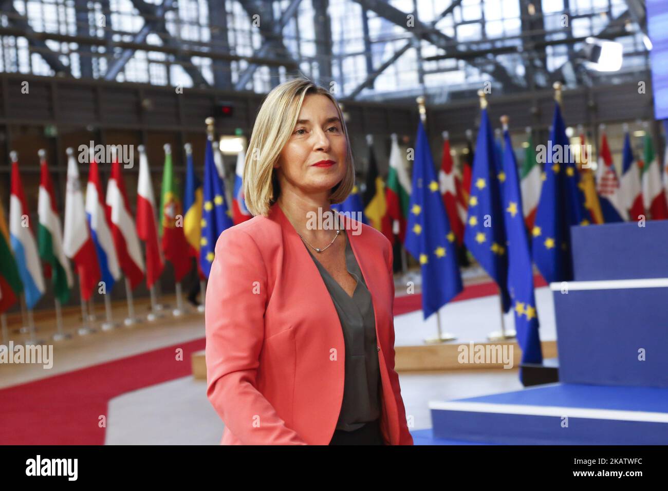 Federica Mogherini, Alto rappresentante per gli affari esteri e la politica di sicurezza, arriverà all'edificio Europa a Bruxelles, in Belgio, per il vertice del Consiglio europeo del 14 dicembre 2017. (Foto di Dominika Zarzycka/NurPhoto) Foto Stock