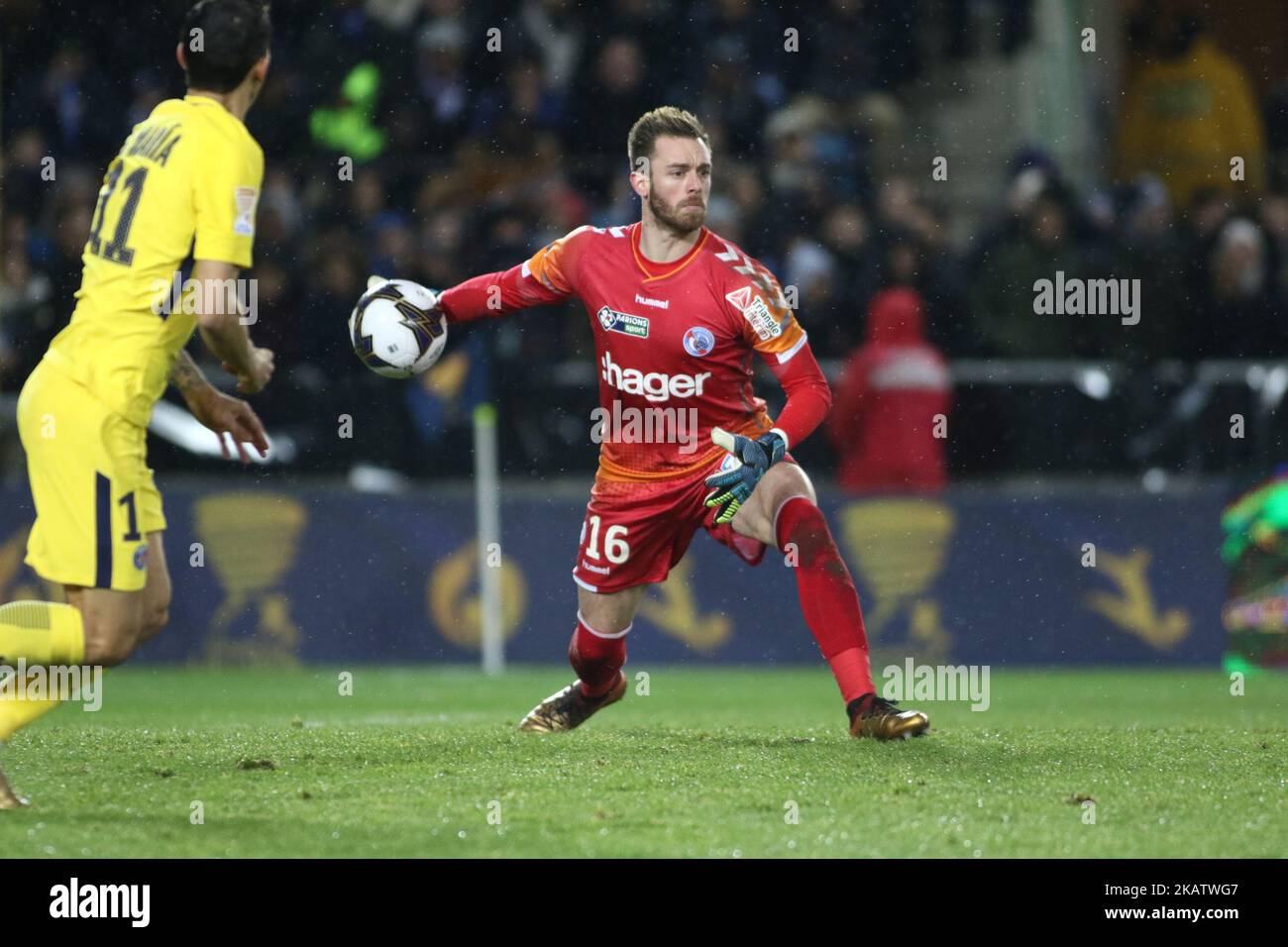 Il portiere francese di Strasburgo Alexandre Oukidja durante la partita della Coppa di Lega francese, Round of 16, tra Strasburgo e Parigi Saint Germain il 13 dicembre 2017 a Strasburgo, Francia. (Foto di Elyxandro Cegarra/NurPhoto) Foto Stock