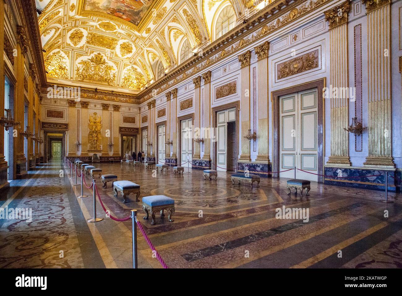 Sala del trono della Reggia di Caserta a Caserta, Italia meridionale, costruita per i re Borboni di Napoli. E' uno dei più grandi palazzi eretti in Europa nel corso del 18th° secolo. Nel 1997, il palazzo è stato dichiarato patrimonio dell'umanità dall'UNESCO; la sua nomina lo ha descritto come "il canto del cigno della spettacolare arte barocca, da cui ha adottato tutte le caratteristiche necessarie per creare le illusioni dello spazio multidirezionale". In termini di volume, la Reggia di Caserta è la più grande residenza reale del mondo, con oltre 2 milioni di m³ e una superficie di circa 235.000 m². Acceso Foto Stock