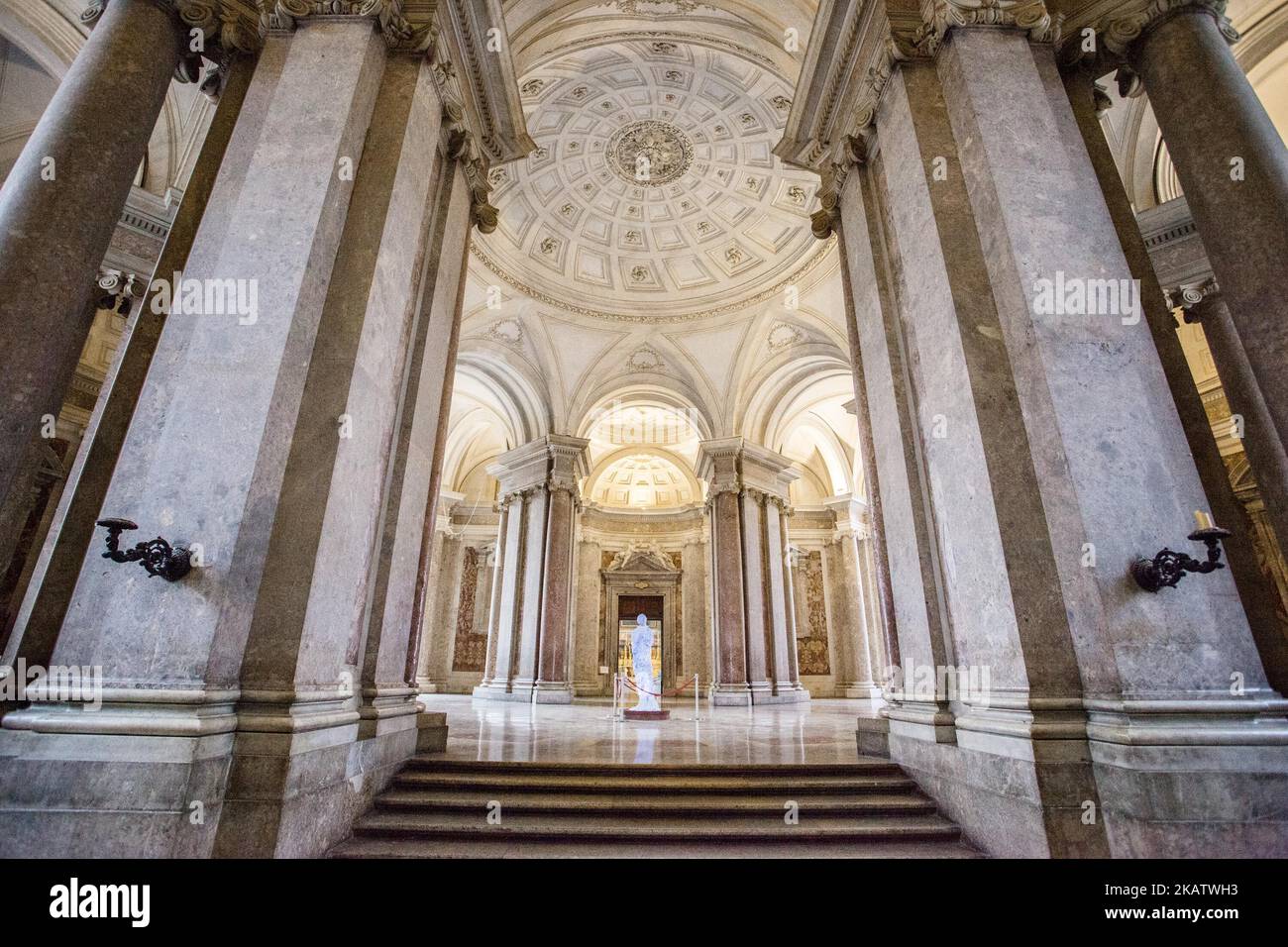 La Reggia di Caserta, napoletana, è un'antica residenza reale di Caserta, nel sud dell'Italia, costruita per i re borbonici di Napoli. E' uno dei più grandi palazzi eretti in Europa nel corso del 18th° secolo. Nel 1997, il palazzo è stato dichiarato patrimonio dell'umanità dall'UNESCO; la sua nomina lo ha descritto come "il canto del cigno della spettacolare arte barocca, da cui ha adottato tutte le caratteristiche necessarie per creare le illusioni dello spazio multidirezionale". In termini di volume, la Reggia di Caserta è la più grande residenza reale del mondo, con oltre 2 milioni di m³ e che copre un'area Foto Stock