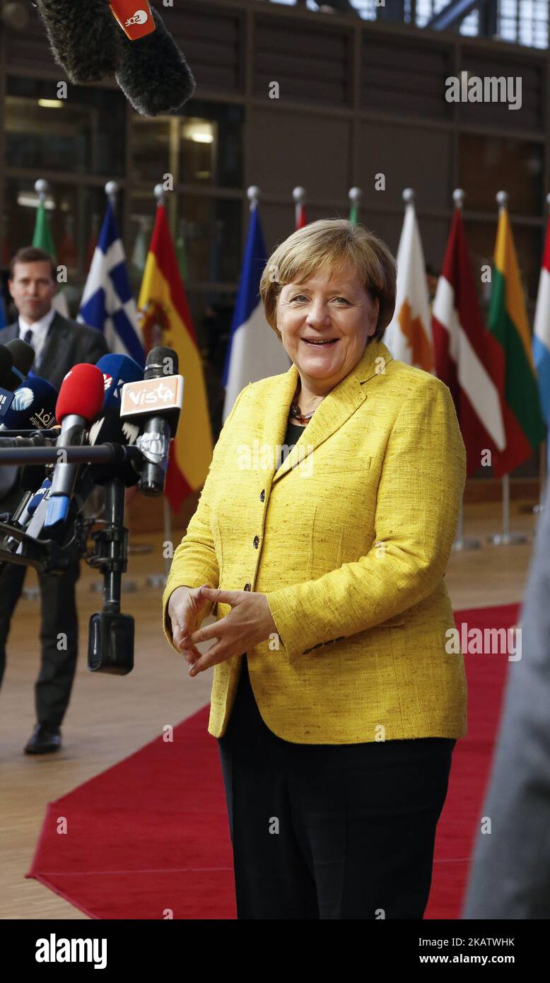 Angela Merkel, Cancelliere della Germania, arriverà all'edificio Europa a Bruxelles, in Belgio, per il vertice del Consiglio europeo del 14 dicembre 2017. (Foto di Dominika Zarzycka/NurPhoto) Foto Stock