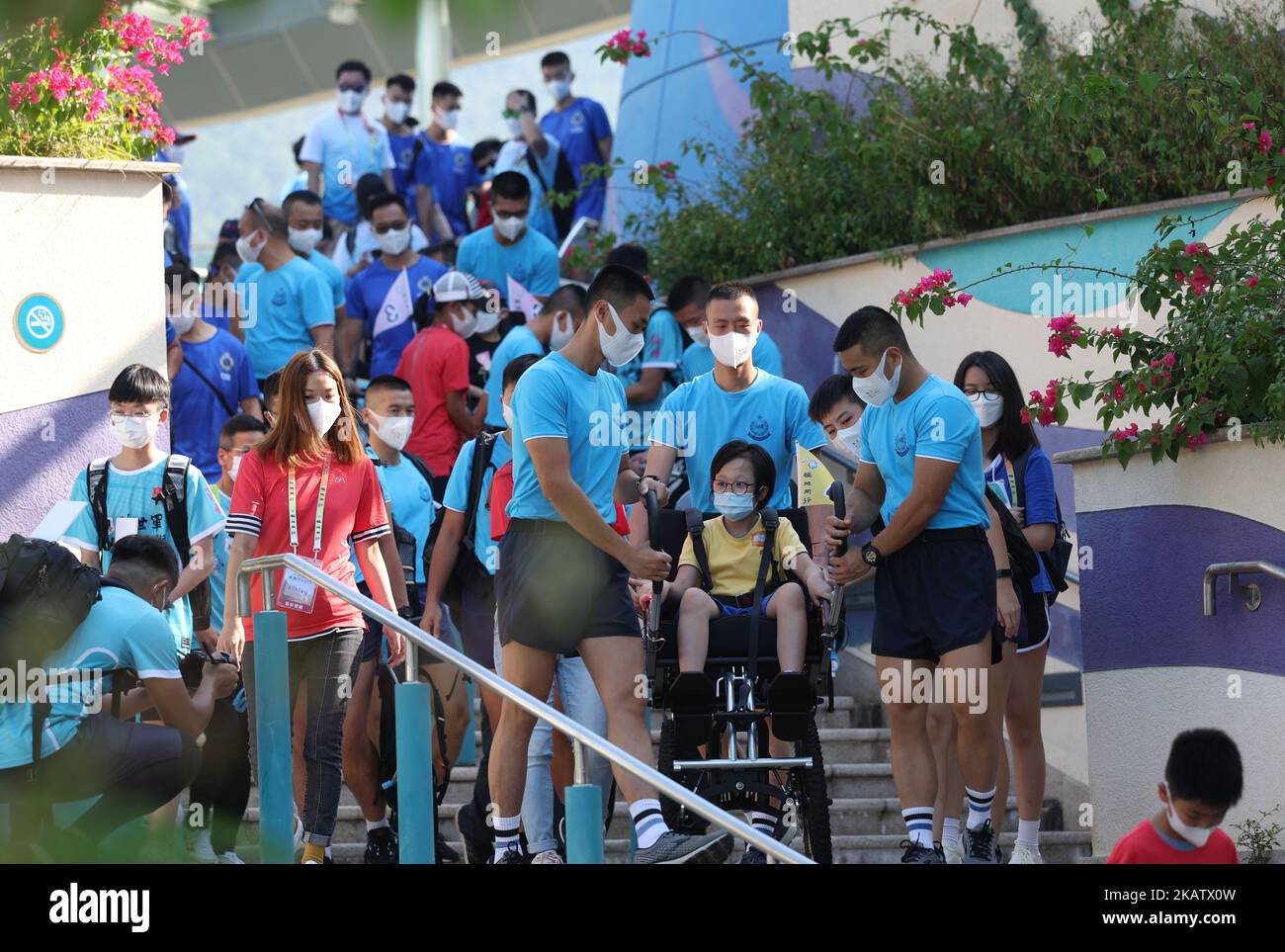 I partecipanti hanno partecipato alla cerimonia di apertura della Wheel for Oneness HHHRound The Island Relay Race 2022 all'Ocean Park di Wong Chuk Hang. L'evento mira a promuovere l'inclusione sociale con i meno abili. 29OCT22 SCMP/Yik Yeung-man Foto Stock