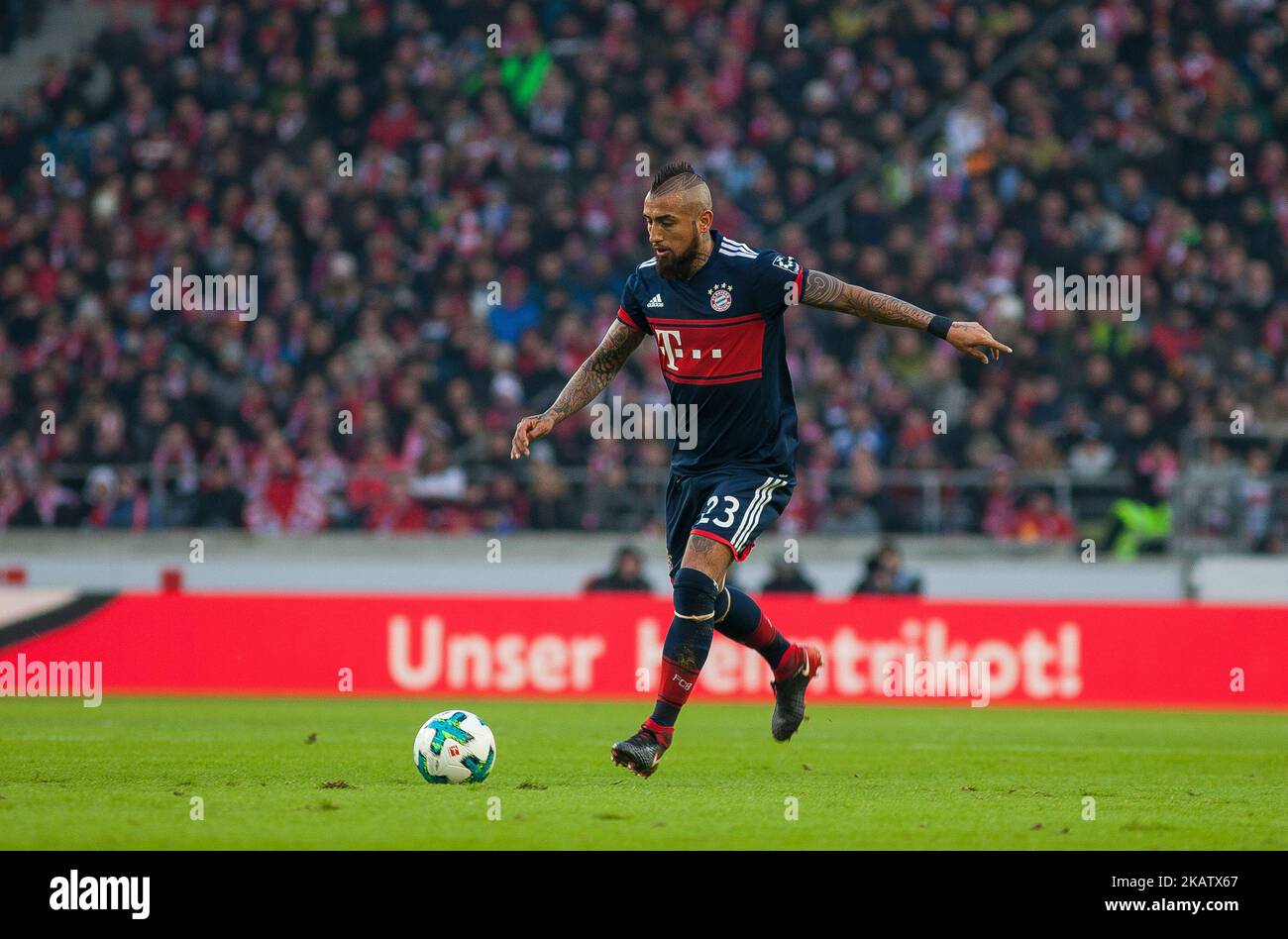 Bayerns Arturo Vidal inizia un controtolo durante la partita di calcio della prima divisione tedesca Bundesliga tra VfB Stuttgart e Bayern Monaco il 16 dicembre 2017 a Stoccarda, Germania. (Foto di Bartek Langer/NurPhoto) Foto Stock