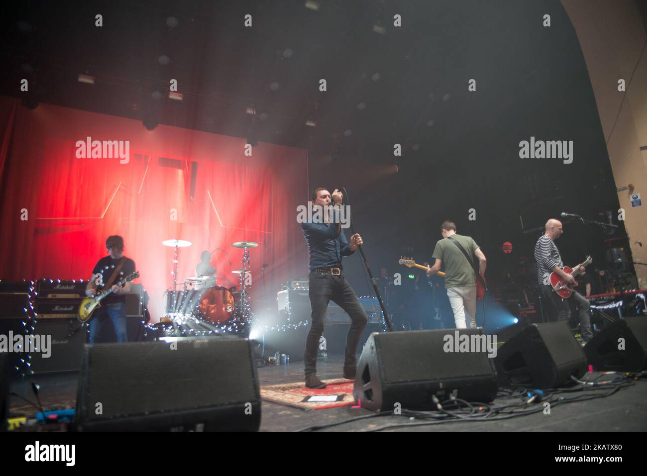 La band indie rock britannica Shed Seven si esibirà sul palco alla O2 Academy Brixton di Londra, Regno Unito, il 16 dicembre 2017. La band ha pubblicato un nuovo album chiamato 'Instant Pleasures'. La formazione attuale è composta da Ricky Witter (voce), Paul Banks (chitarra), Joe Johnson (chitarra), Tom Gladwin (basso) e Alan Leach (batteria). (Foto di Alberto Pezzali/NurPhoto) Foto Stock