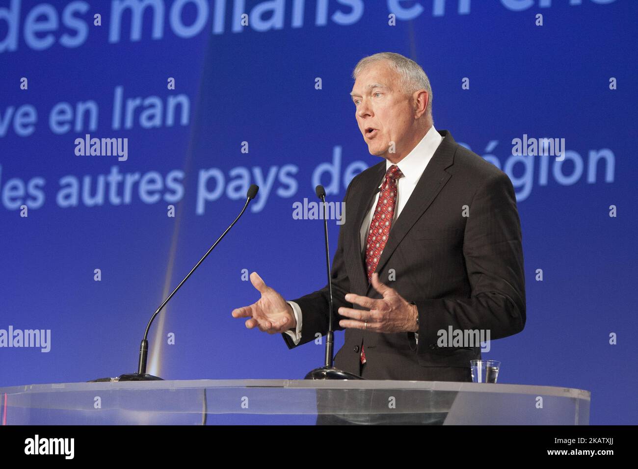 Generale James Conway durante una conferenza internazionale a Parigi, in Francia, al Palais Brongniart (la Bourse) sabato 16 dicembre 2017. Il generale James Conway, ex comandante dei Marines degli Stati Uniti, figure politiche di alto livello ed esperti dagli Stati Uniti, Medio Oriente ed Europa ed i rappresentanti dell'opposizione iraniana valutano la politica corretta nei confronti dell'Iran, i fattori efficaci e cruciali coinvolti e le prospettive per il 2018. (Foto di Siavosh Hosseini/NurPhoto) Foto Stock