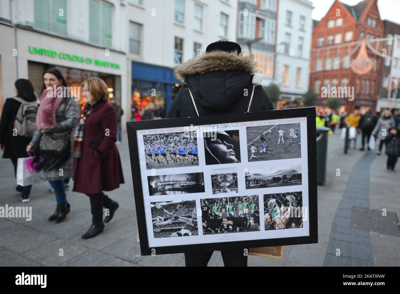 Un 'spot' su Grafton Street durante la stagione di Natale 2017, appena una settimana prima di Natale. Sabato, 16 dicembre 2017, a Dublino, Irlanda. (Foto di Artur Widak/NurPhoto) Foto Stock