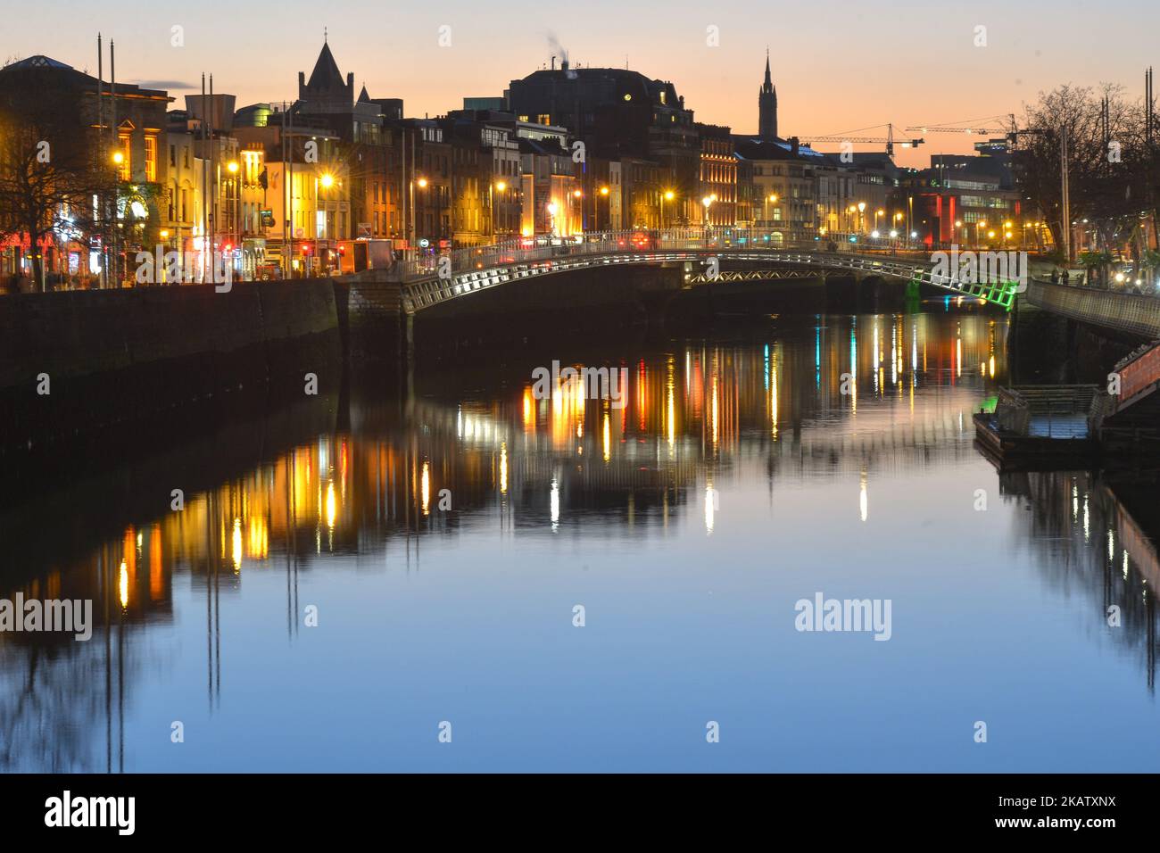 Una vista generale di Dublino con Ha'Penny Bridge, durante la stagione di Natale 2017, appena una settimana prima di Natale. Sabato, 16 dicembre 2017, a Dublino, Irlanda. (Foto di Artur Widak/NurPhoto) Foto Stock
