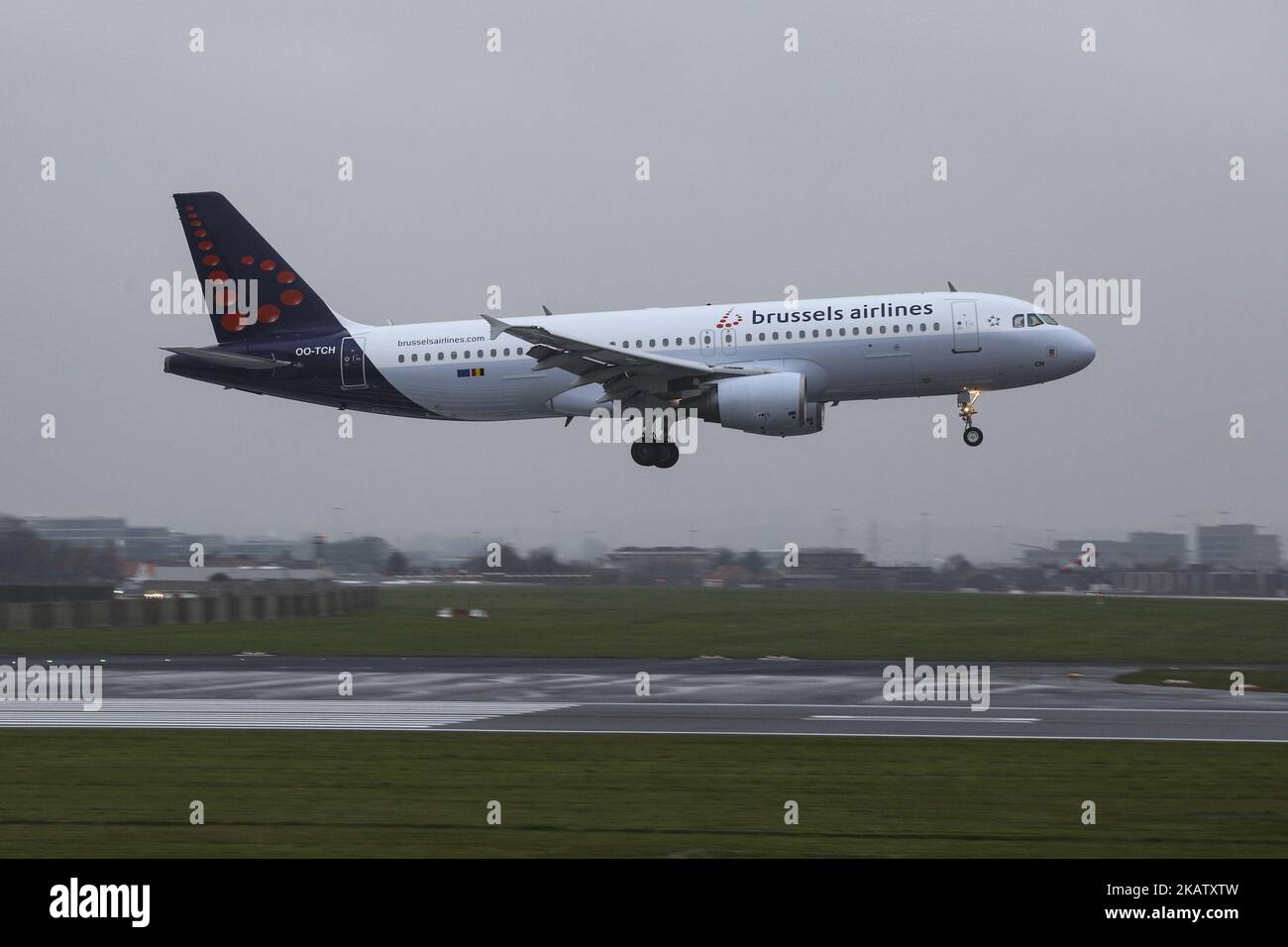 La flotta di Brussels Airlines vista all'aeroporto internazionale di Bruxelles Zavantem in una giornata piovosa all'inizio di dicembre 2017. Brussels Airlines è il vettore di bandiera e la più grande compagnia aerea del Belgio. La sede centrale e l'hub si trovano all'aeroporto di Bruxelles. Il gruppo Lufthansa è proprietario della compagnia aerea ed è anche parte della Star Alliance. L'attuale flotta di proprietà è consistita in modo eslusivo da Airbus A319, Airbus A320, Airbus A330 e presto Airbus A340, SN anche affittato alcuni Sukhoi Super Jet 100 da CITIJET. La compagnia aerea serve 96 destinazioni tra cui Europa, Asia, America, Medio Oriente e Africa. L'aeroporto internazionale di Bruxelles ha un tr Foto Stock