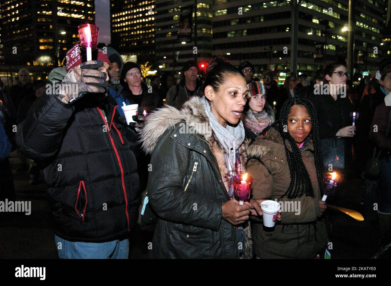 Centinaia di persone si riuniscono per ascoltare l'apertura del Memoriale dei senzatetto del 2017 di Philadelphia presso Thomas Paine Plaza di Philadelphia, Pennsylvania, il primo giorno d'inverno, il 21 dicembre 2017. (Foto di Cory Clark/NurPhoto) Foto Stock