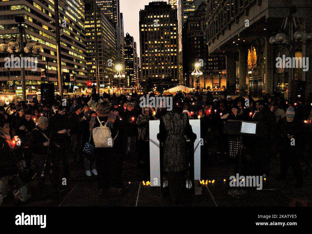 Centinaia di persone si riuniscono per ascoltare l'apertura del Memoriale dei senzatetto del 2017 di Philadelphia presso Thomas Paine Plaza di Philadelphia, Pennsylvania, il primo giorno d'inverno, il 21 dicembre 2017. (Foto di Cory Clark/NurPhoto) Foto Stock