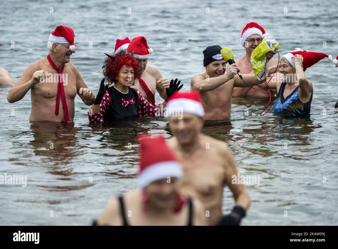 I membri del club di nuoto 'Berliner Seehunde' (foche di Berlino) assistono alla loro tradizionale nuotata di Natale sul ghiaccio nel lago Orankesee a Berlino, in Germania, il 25 dicembre 2017. (Foto di Emmanuele Contini/NurPhoto) Foto Stock