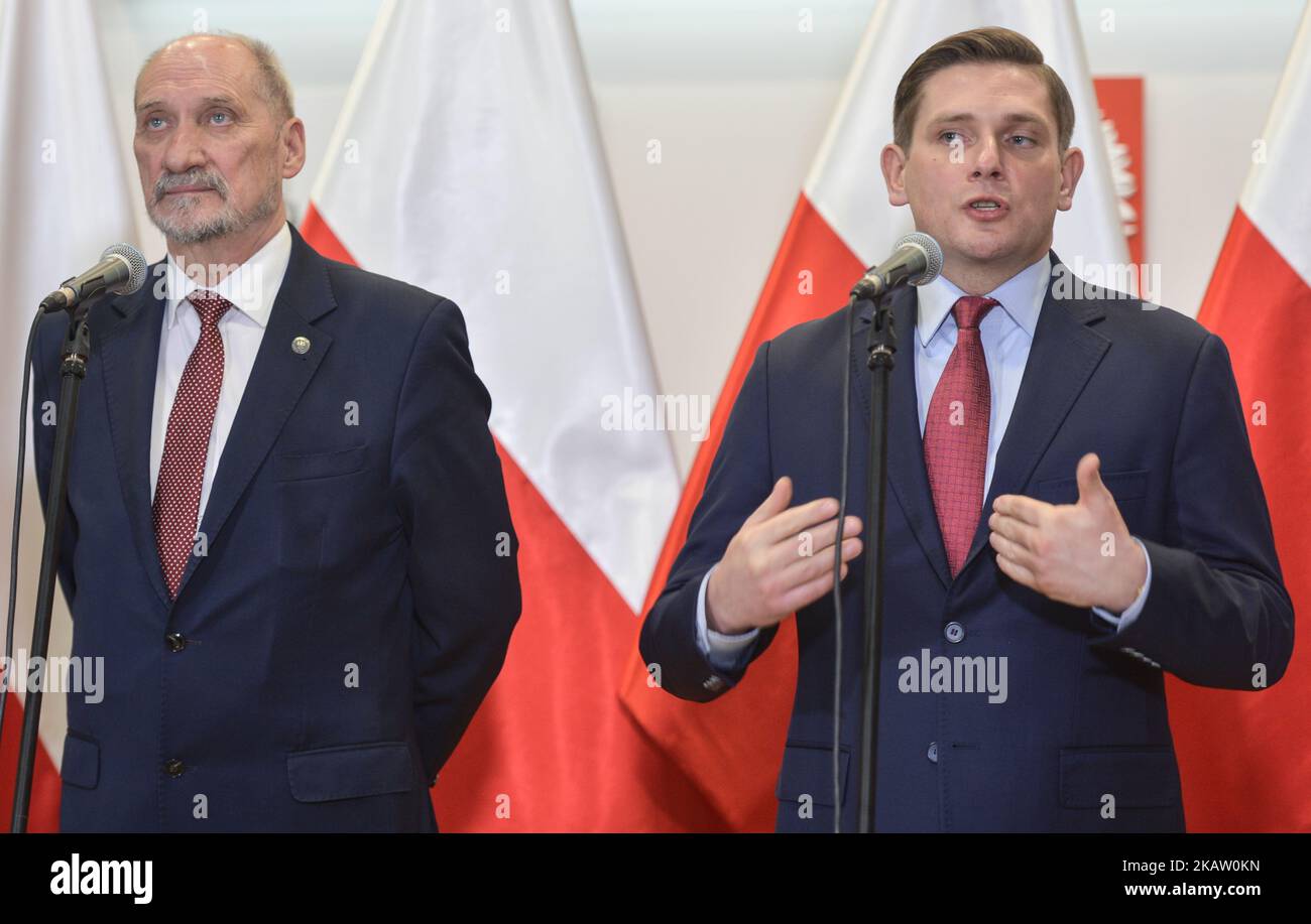 Antoni Macierewicz (sinistra), Ministro della Difesa Nazionale per la Polonia, e Bartosz Kownacki, Vice Ministro della Difesa Nazionale, durante una conferenza stampa che riassume l'ultimo anno di modernizzazione e investimenti dell'esercito polacco. Mercoledì 27 dicembre 2017, a Cracovia, Polonia. (Foto di Artur Widak/NurPhoto) Foto Stock