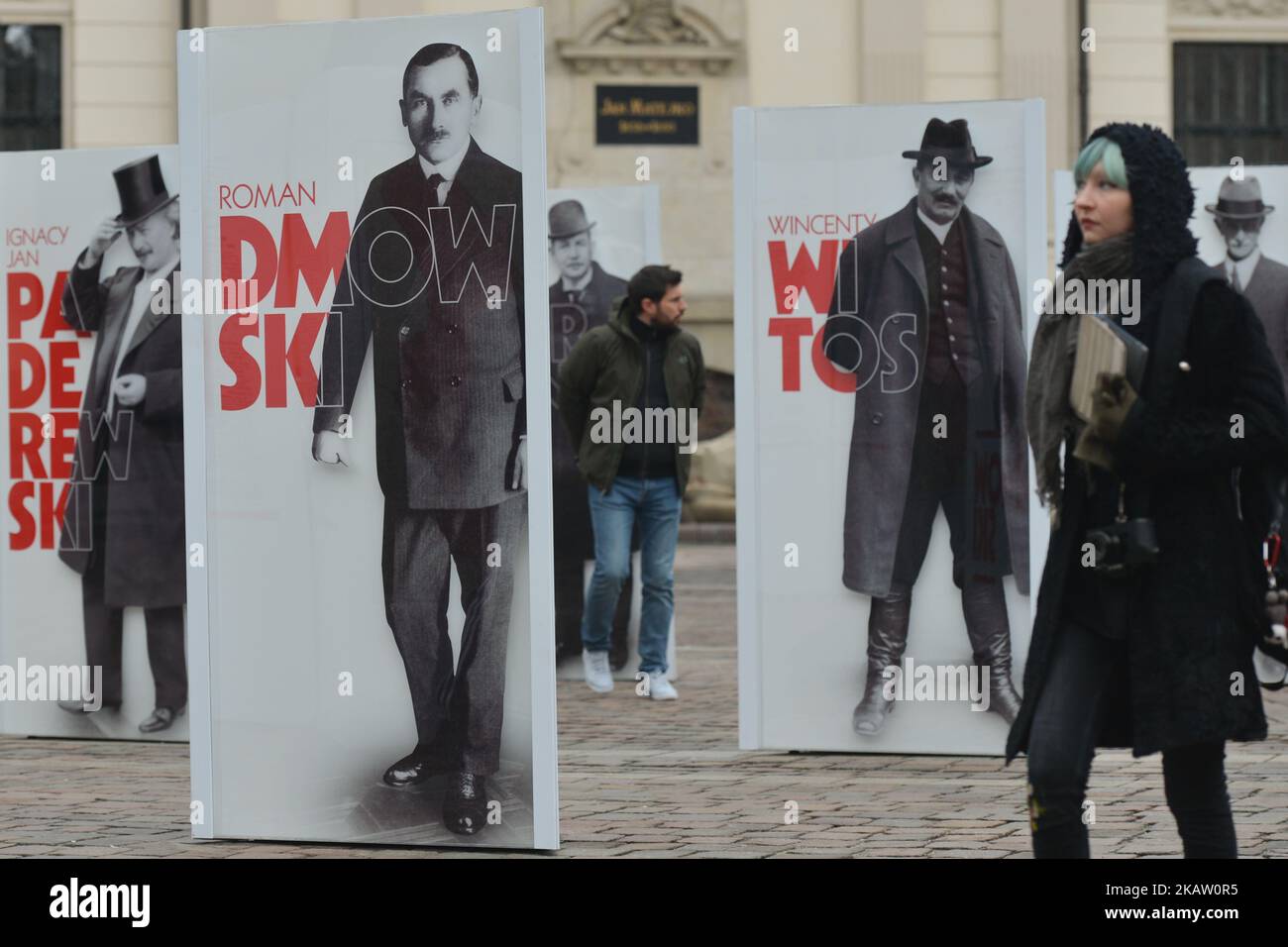 L'esposizione all'aperto "Padri dell'Indipendenza" in Piazza Szczepanski di Cracovia avvicina l'inizio della celebrazione del Centenario dell'Indipendenza Polacca. La ricostruzione dello Stato polacco dopo 123 anni di spartizione è stata una svolta storica. Lo sforzo di molti polacchi, il loro impegno e sacrificio durante la prima guerra mondiale, insieme con vigorose azioni diplomatiche, ha portato alla creazione della seconda Repubblica di Polonia. L'intero processo è stato guidato dai Padri d'Indipendenza. Giovedì, 7 dicembre 2017, a Cracovia, Polonia. (Foto di Artur Widak/NurPhoto) Foto Stock