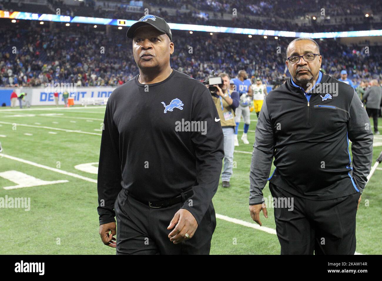 L'allenatore capo dei Detroit Lions, Jim Caldwell (a sinistra), lascia il campo dopo la vittoria del 35-11 sui Green Bay Packers durante una partita di football della NFL a Detroit, Michigan USA, domenica 31 dicembre 2017. (Foto di Jorge Lemus/NurPhoto) Foto Stock