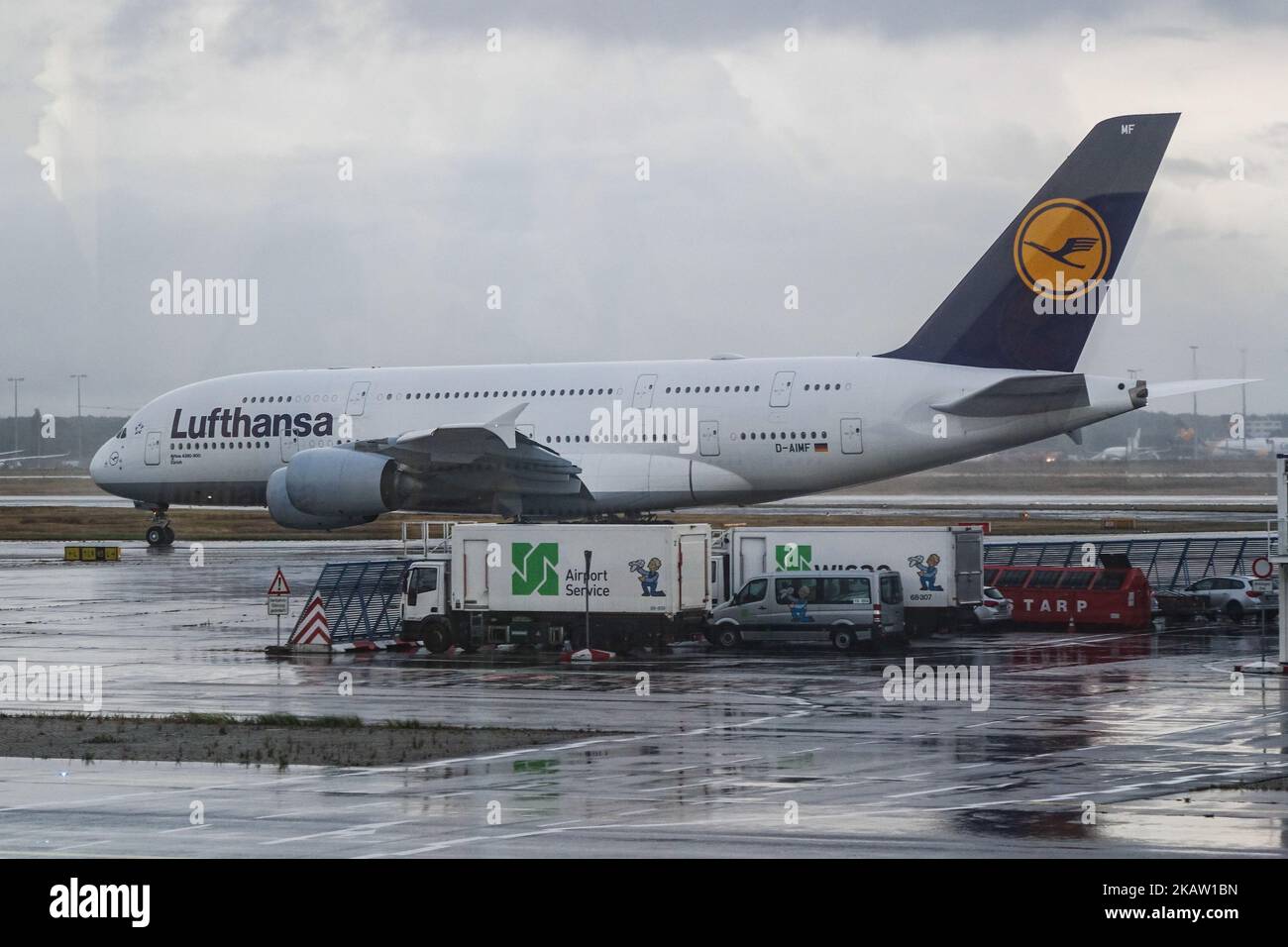 La flotta di Lufthansa come si vede all'aeroporto di Francoforte in Germania, il principale hub per la compagnia aerea. Lufthansa è la 10th compagnia aerea più grande del mondo con passeggeri trasportati nel 2016. La compagnia aerea possiede un fleeet di 273 aeromobili e 130 ordini. Lufthansa gestisce entrambi i super jumbo Jets Airbus A380 e Boeing 747-8 e 747-400. Lufthansa è anche il cliente di lancio della serie Airbus A320neo e già vola la A350. La compagnia aerea è uno dei membri fondatori della Star Alliance Aviation Affiliation. L'aeroporto di Francoforte è un aeroporto internazionale che collega la città tedesca al mondo (Photo by Nicolas Econo Foto Stock