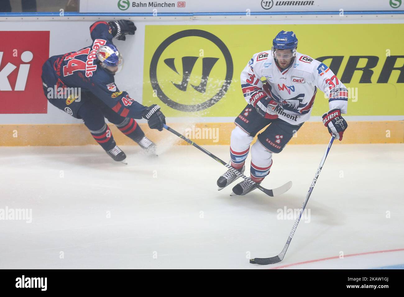 Markus Lauridsen di Red Bull Munich vies Thomas Larkin di Adler Mannheim durante il 38th° giorno di gioco della Lega tedesca di hockey su ghiaccio tra Red Bull Munich e Adler Mannheim nell'Olympiahalle di Monaco, Germania, il 02 gennaio 2018. (Foto di Marcel Engelbrecht/NurPhoto) Foto Stock