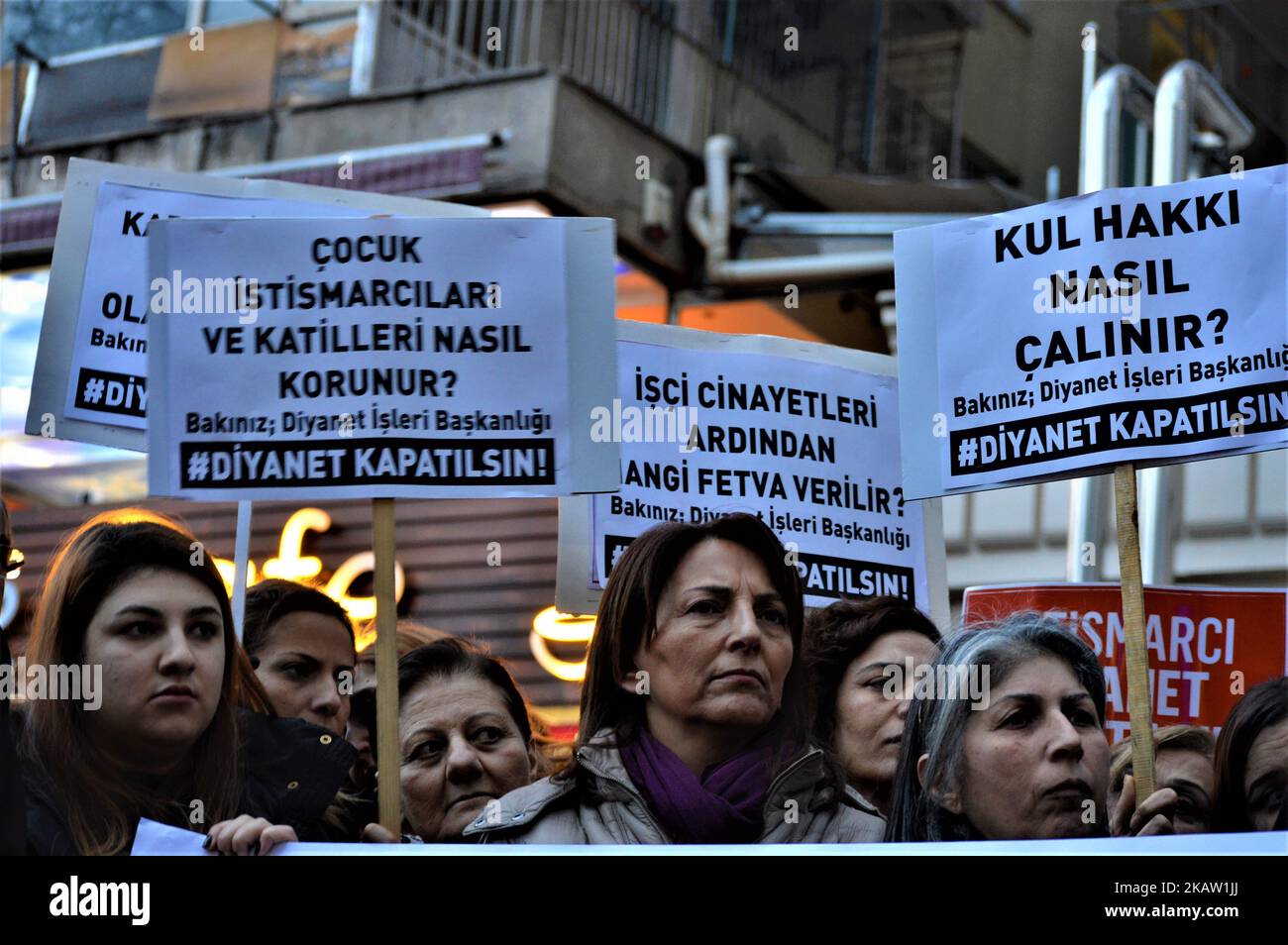 Le donne tengono i cartelli mentre si sono riunite per protestare contro la presidenza turca degli affari religiosi ad Ankara, Turchia, il 3 gennaio 2018. La Presidenza turca degli affari religiosi ha dichiarato sul suo sito ufficiale che ragazze di 9 anni e ragazzi di 12 anni possono sposarsi, i media dell'opposizione hanno affermato il 2 gennaio. (Foto di Altan Gocher/NurPhoto) Foto Stock