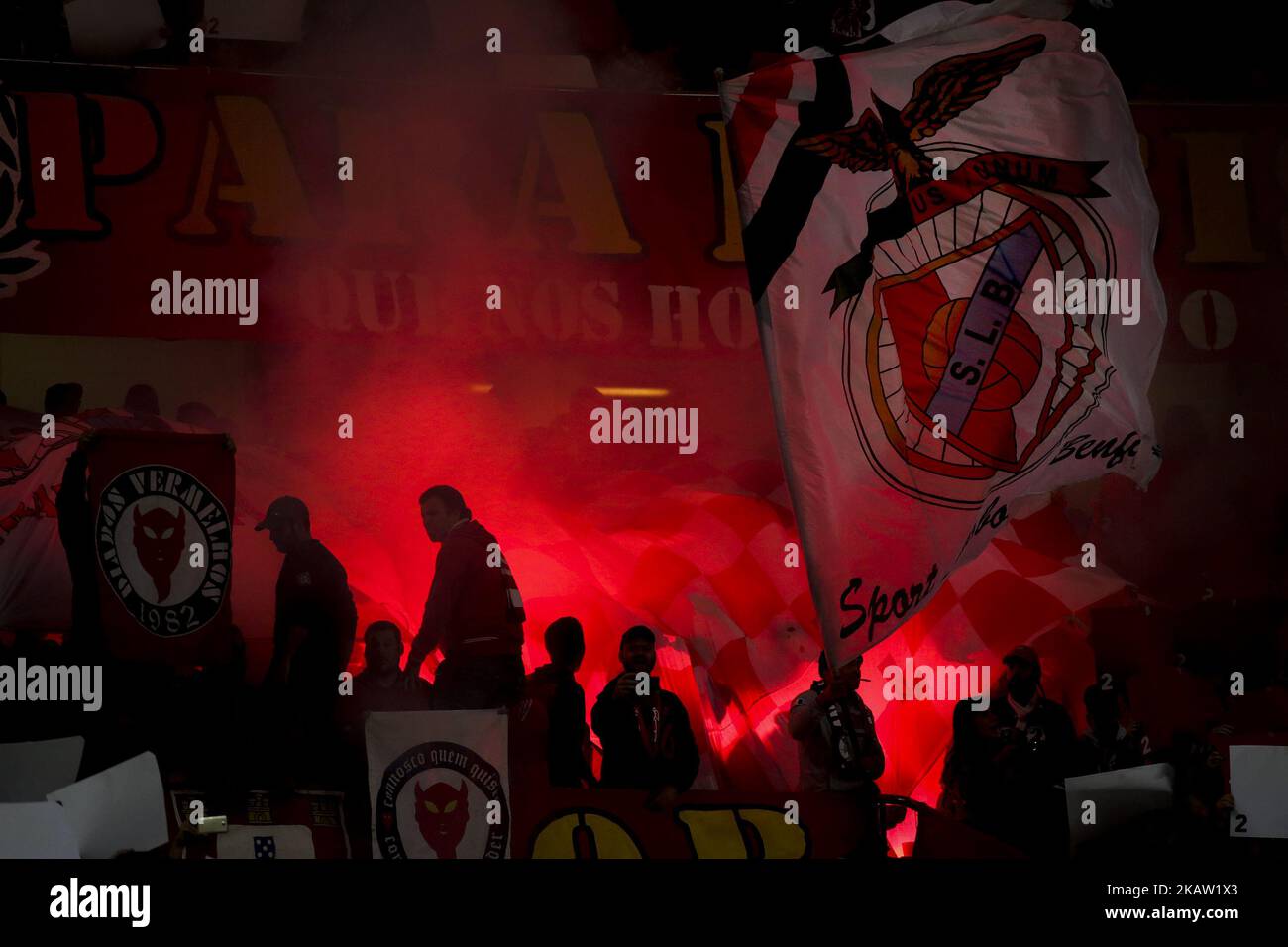 Tifosi Benfica durante la partita di calcio della Lega Portoghese tra SL Benfica e Sporting CP allo stadio Luz di Lisbona il 3 gennaio 2018. (Foto di Carlos Costa/NurPhoto) Foto Stock