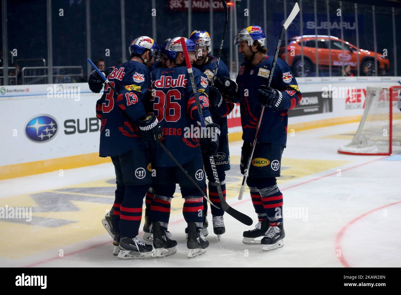 Gioire di Monaco durante il 39th° giorno di gioco della Lega tedesca di hockey su ghiaccio tra la Red Bull Munich e l'Eisbaeren Berlin nell'Olympiahalle di Monaco, in Germania, il 5 gennaio 2018. (Foto di Marcel Engelbrecht/NurPhoto) Foto Stock