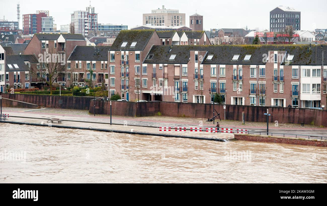 Gennaio 10th, Nijmegen. Il livello dell'acqua nel Reno, vicino al confine con la Germania, era più alto del previsto martedì, poiché la pioggia e la neve che si sciolgono dalle Alpi continuavano a gonfiare il volume d'acqua nei fiumi olandesi. Alcune parti della Waalkade a Nijmegen, hanno subito qualche danno a causa dell'elevato livello dell'acqua. La sabbia sotto il marciapiede si è staccata, causando parti della banchina a diventare non sicure. Sebbene i funzionari affermaranno che non vi è alcun pericolo di alluvioni diffuse al di fuori delle pianure alluvionali, hanno chiuso alcune dighe e sono in corso ulteriori ispezioni. (Foto di Romy Arroyo Fernandez/NurPhoto) Foto Stock